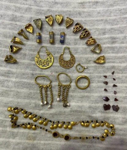 Antik Yunan ve Roma'da takılar, estetik bir araç haline geldi. Altın, gümüş ve değerli taşlar, Yunan ve Roma aristokratları tarafından yaygın şekilde kullanılıyordu. Bu dönemde takılar, özellikle bilezikler, yüzükler ve broşlar popülerdi. Roma İmparatorluğu döneminde ise yüzükler, sadece birer süs değil, aynı zamanda imza olarak kullanılıyordu. Roma halkı, devletin sembollerini veya kişisel afişlerini bu takılara işleyerek kimliklerini ve statülerini vurgularlardı.