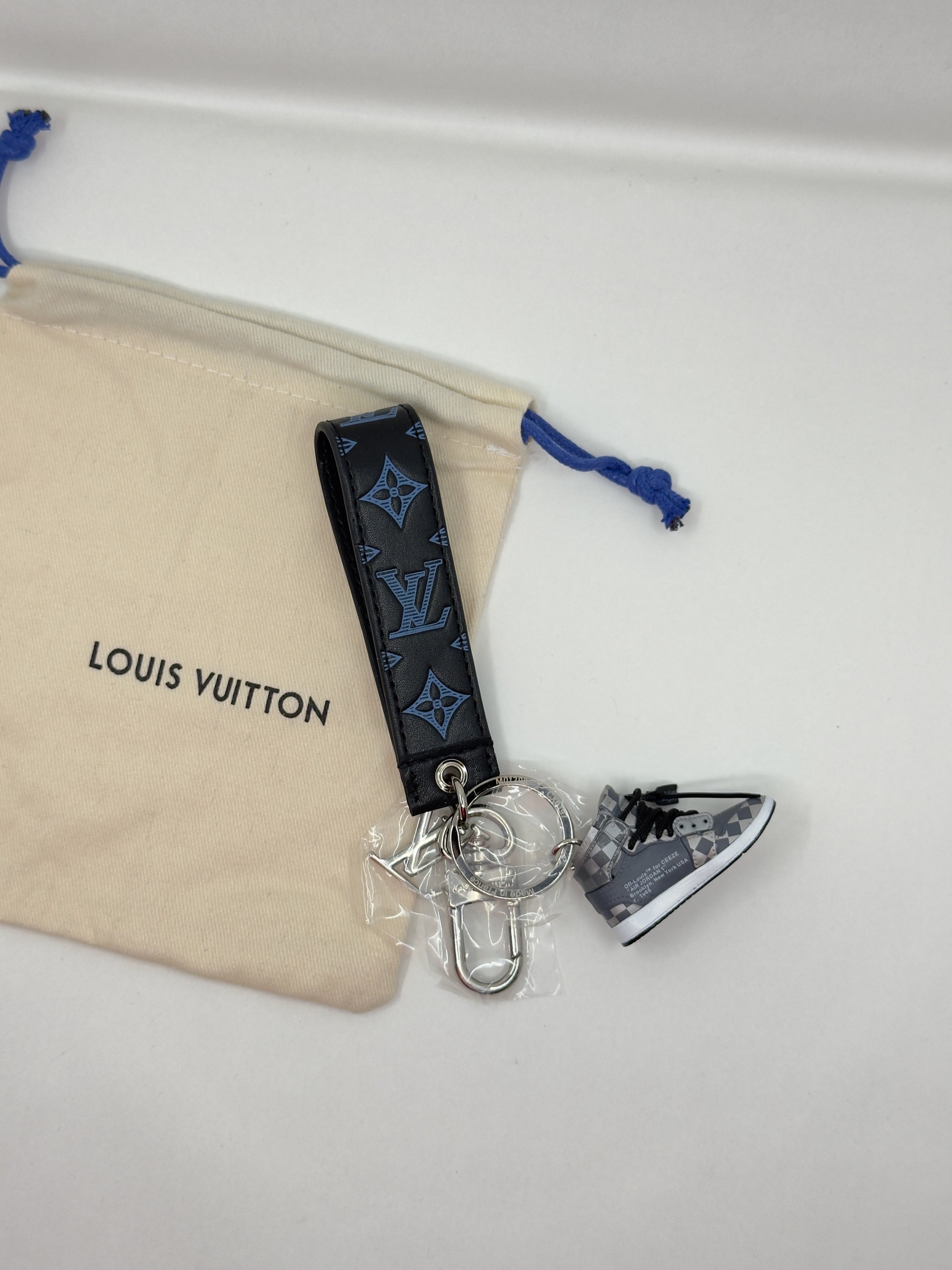 LV. Siyah-Gri Ayakkabı Bag Charm