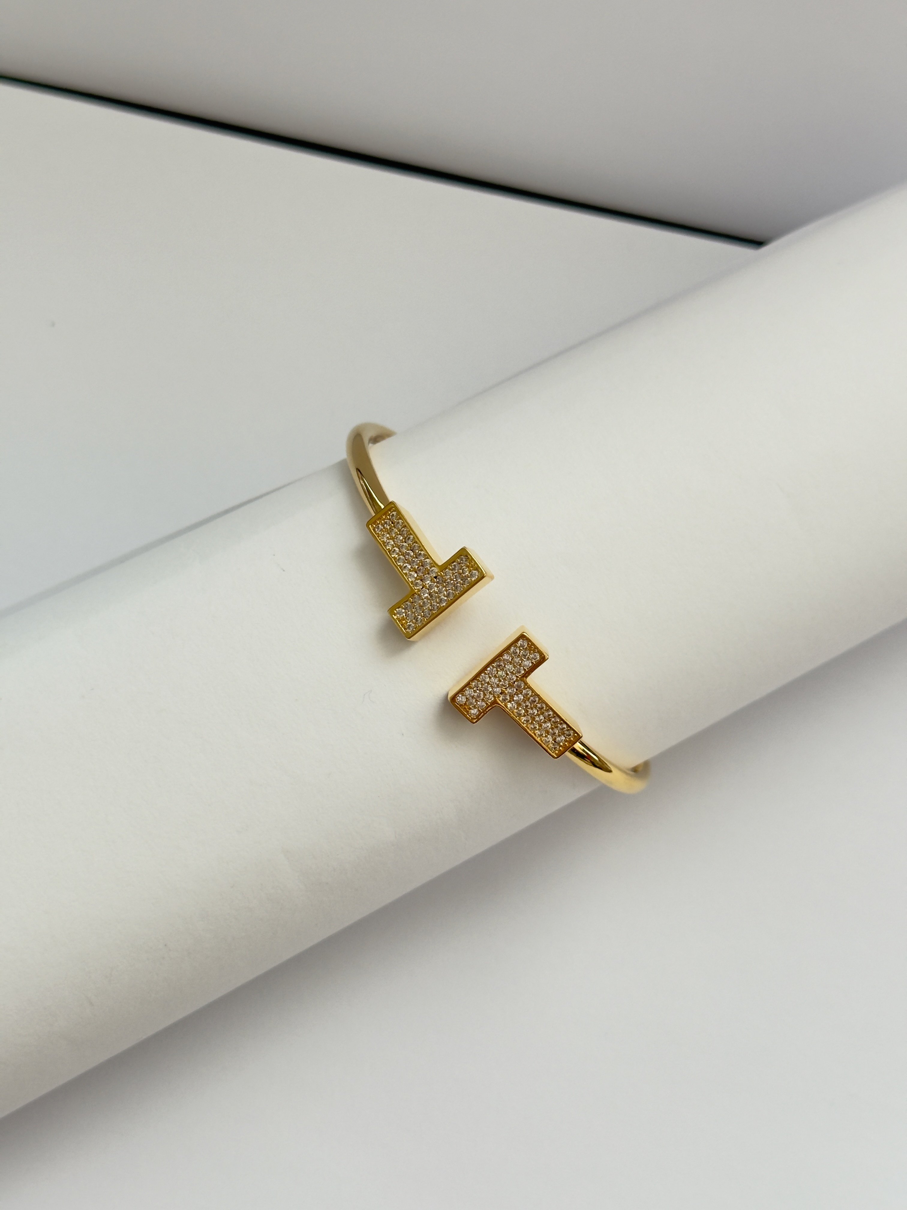 T Pave Taşlı Gold Bileklik