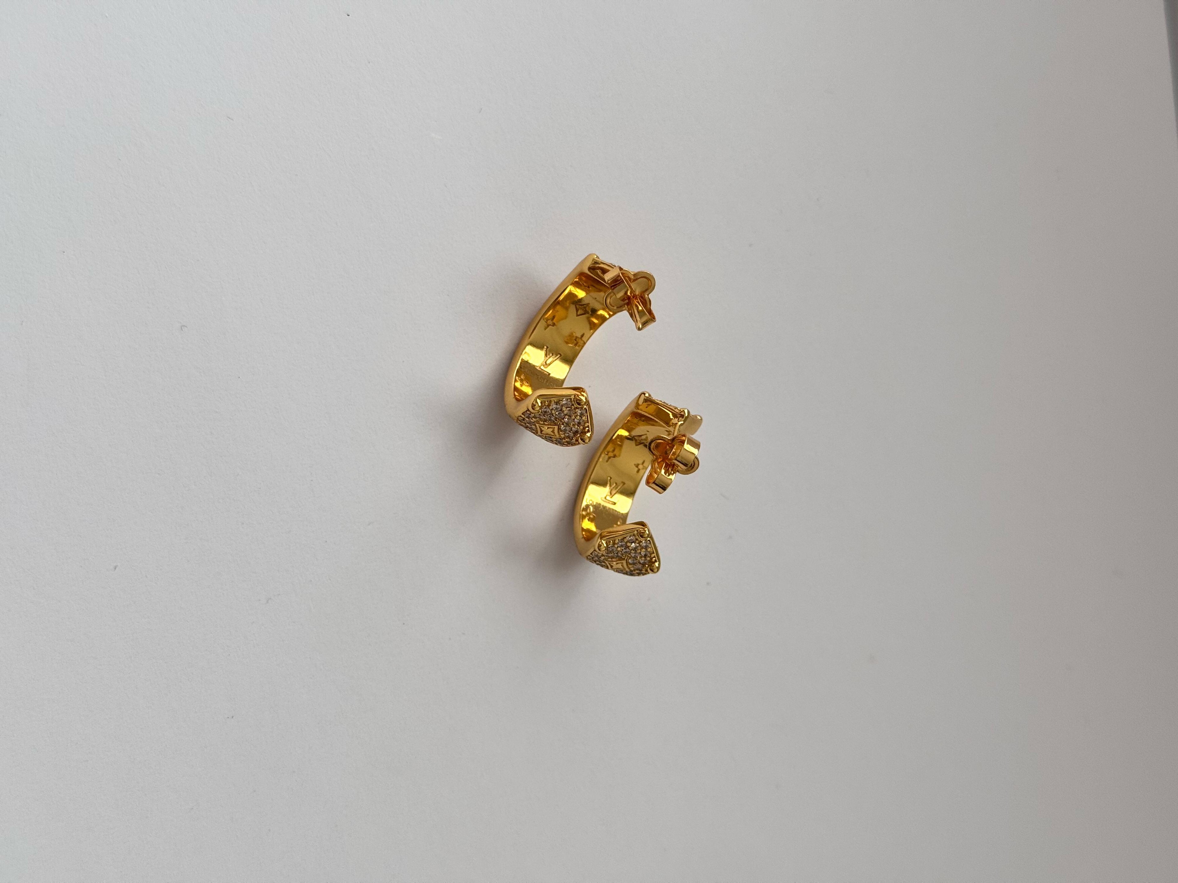LV. Taşlı Yarım Halka Gold Küpe