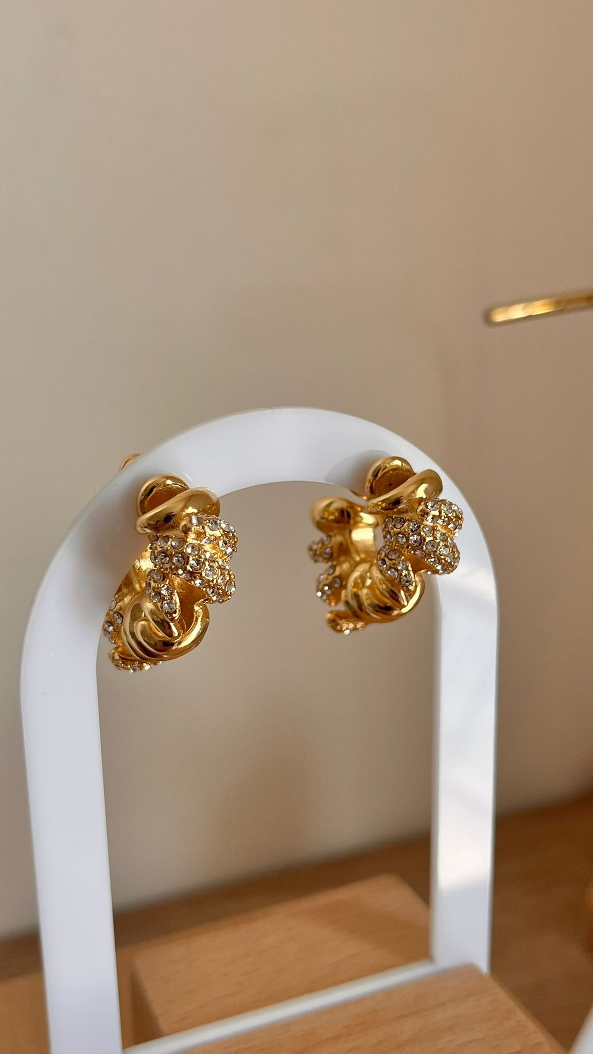 Botte. Gold Taşlı Fantezi Küpe