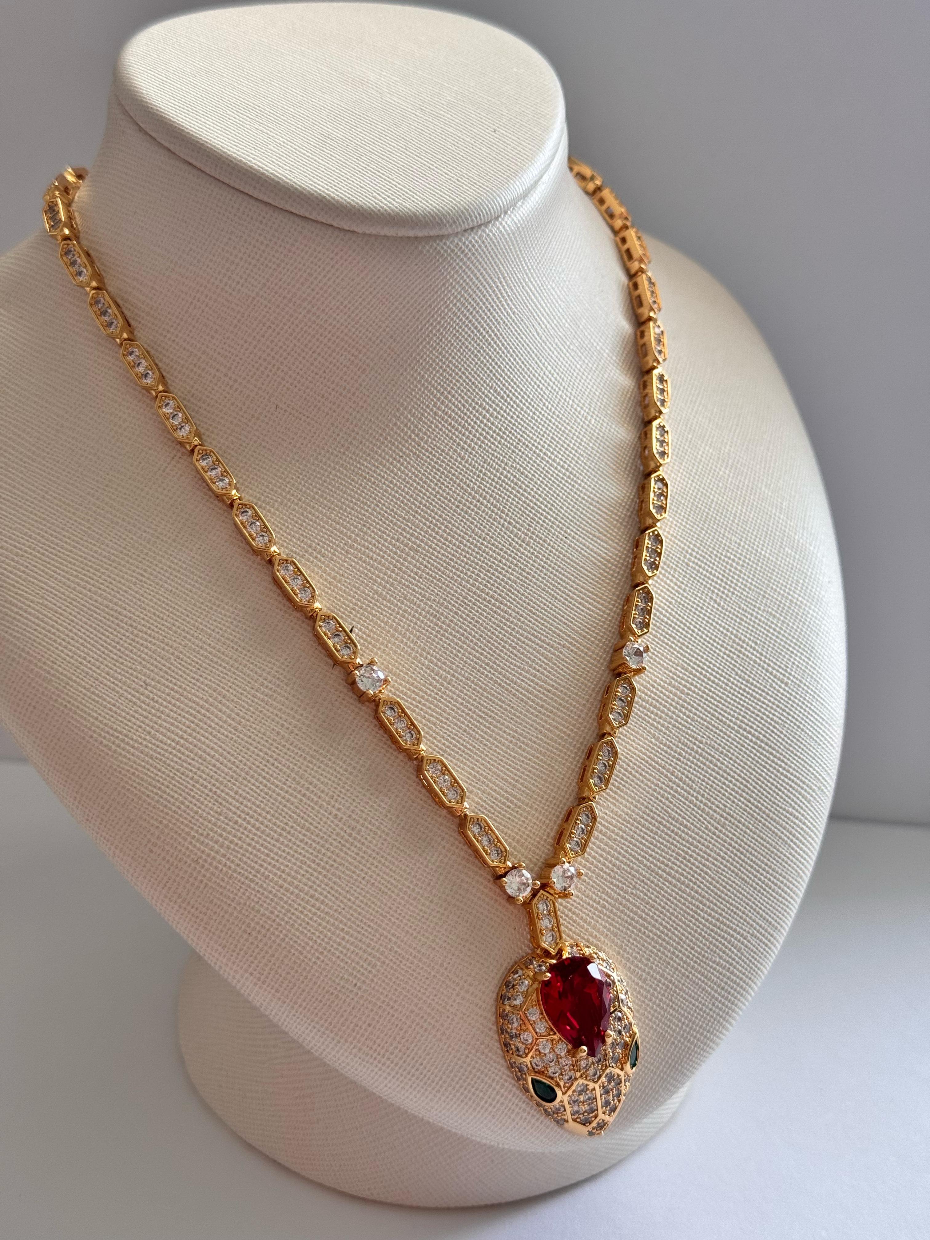 Bvl. Gold Serpenti Kırmızı Kristal Taşlı Kolye