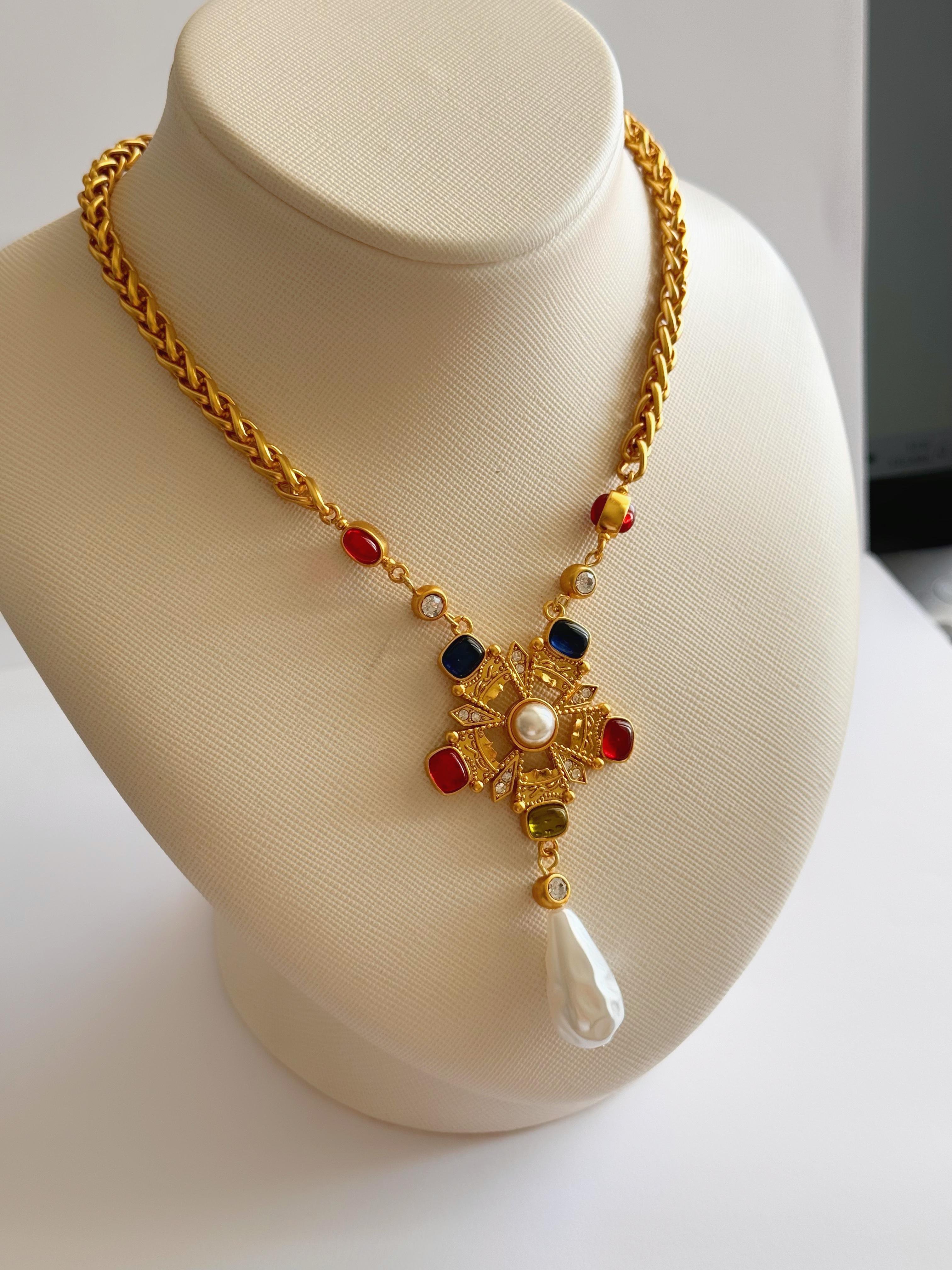 Chnl. Vintage Gothic Kolye