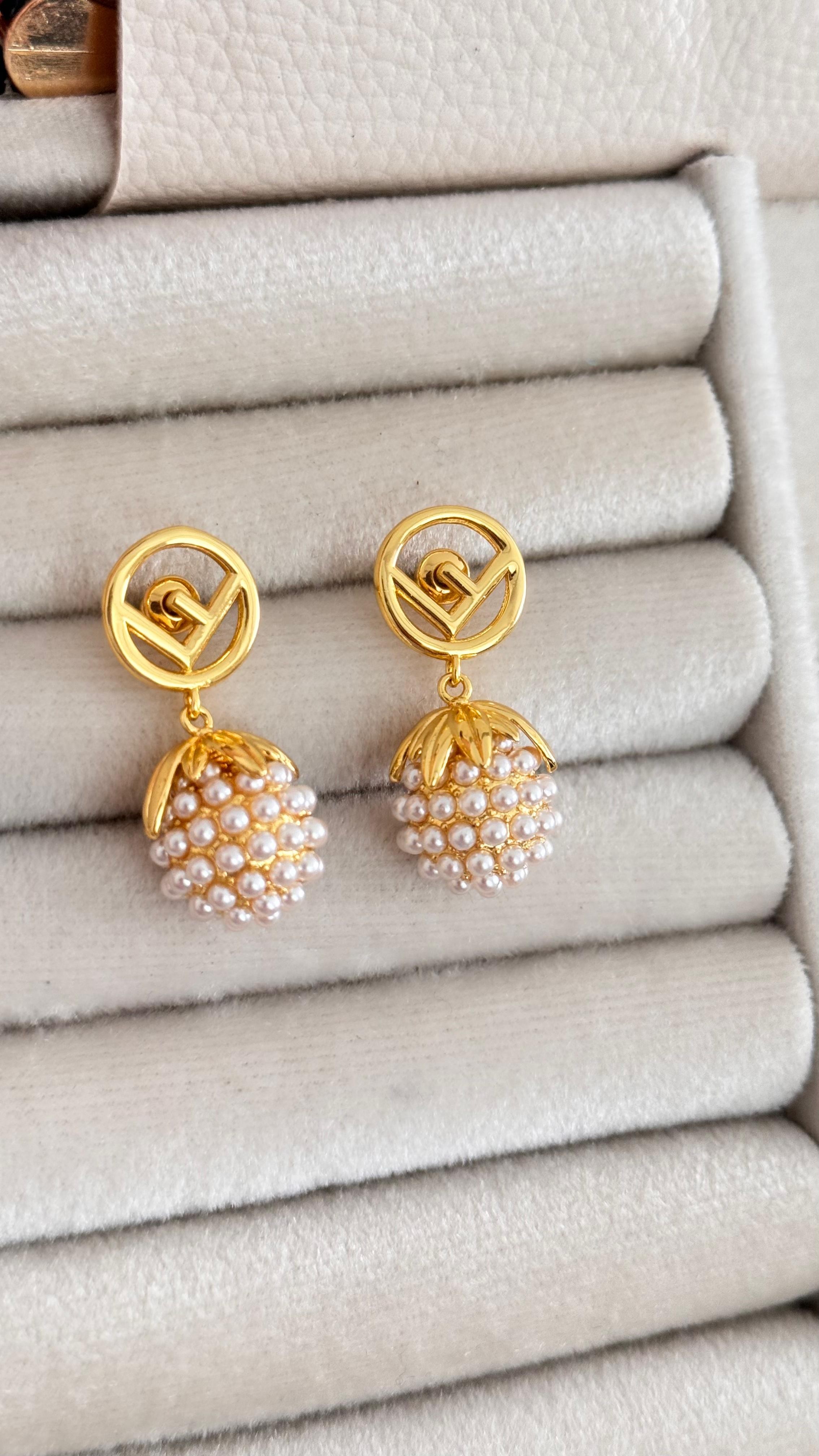 Fendi İncili Üzüm Küpe
