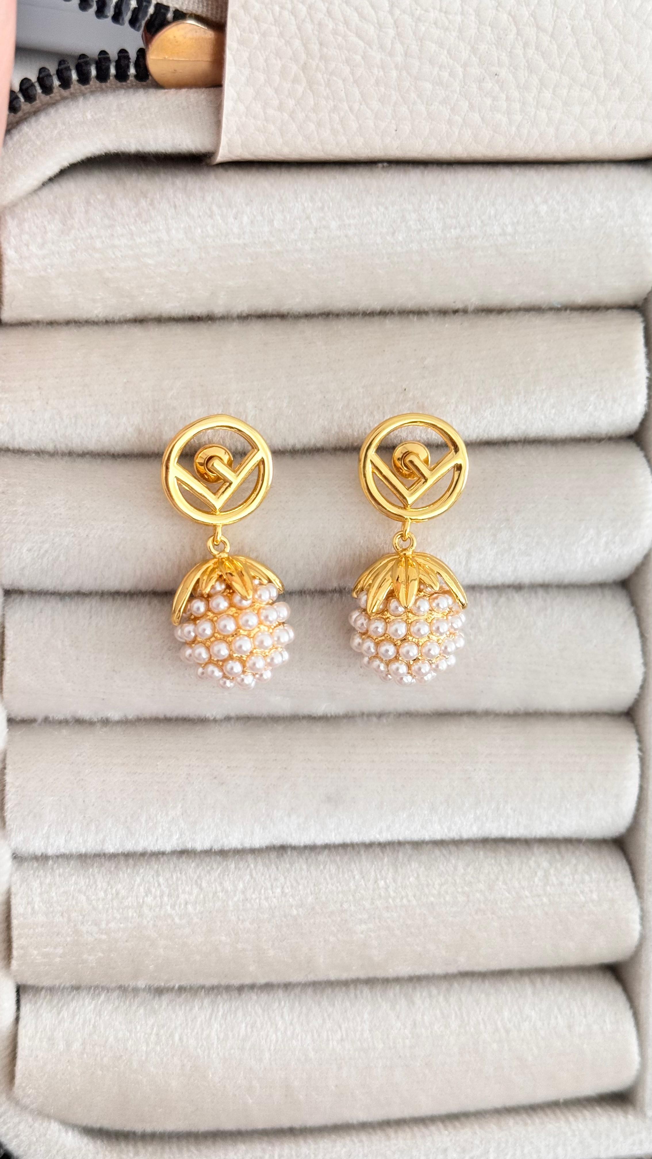 Fendi İncili Üzüm Küpe