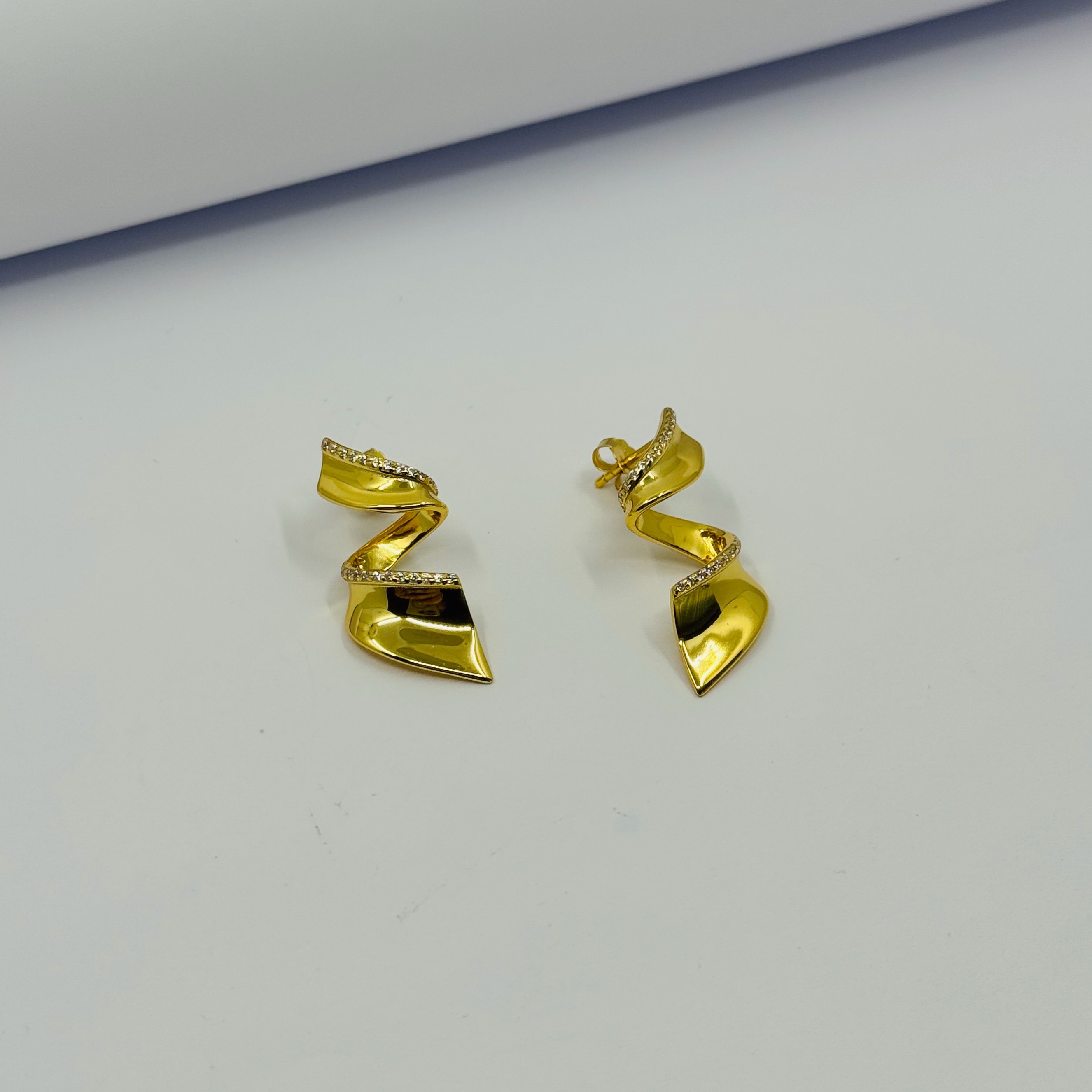 Gold Zephyr Küpe