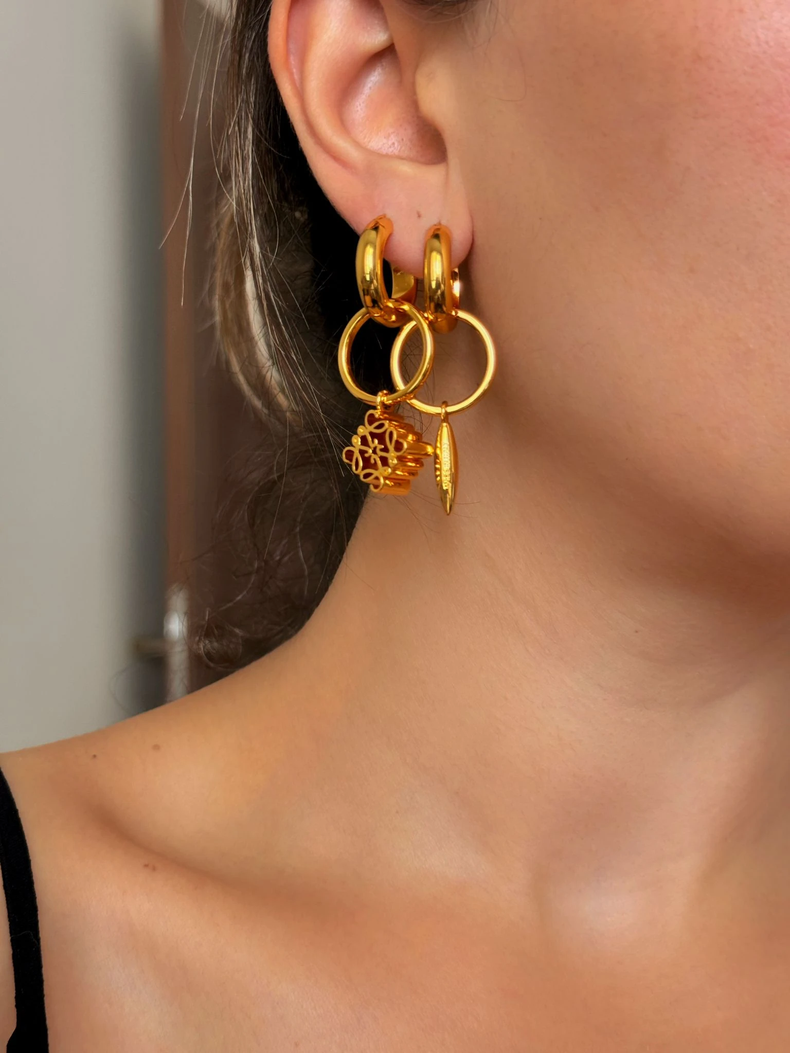 Lowe.Gold Logo Sallantı Küpe