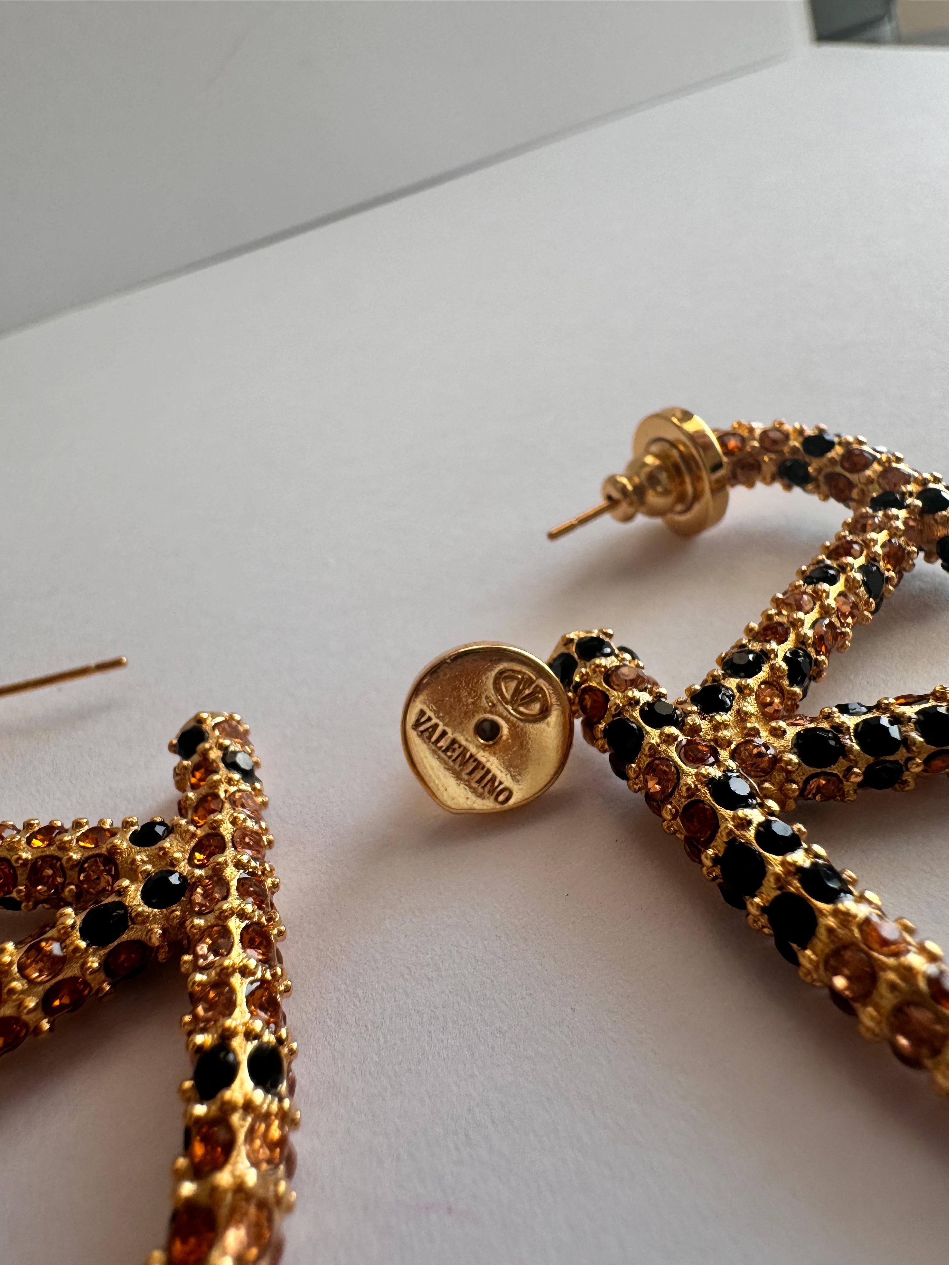 Vlntino. Gold Renkli Logo Küpe