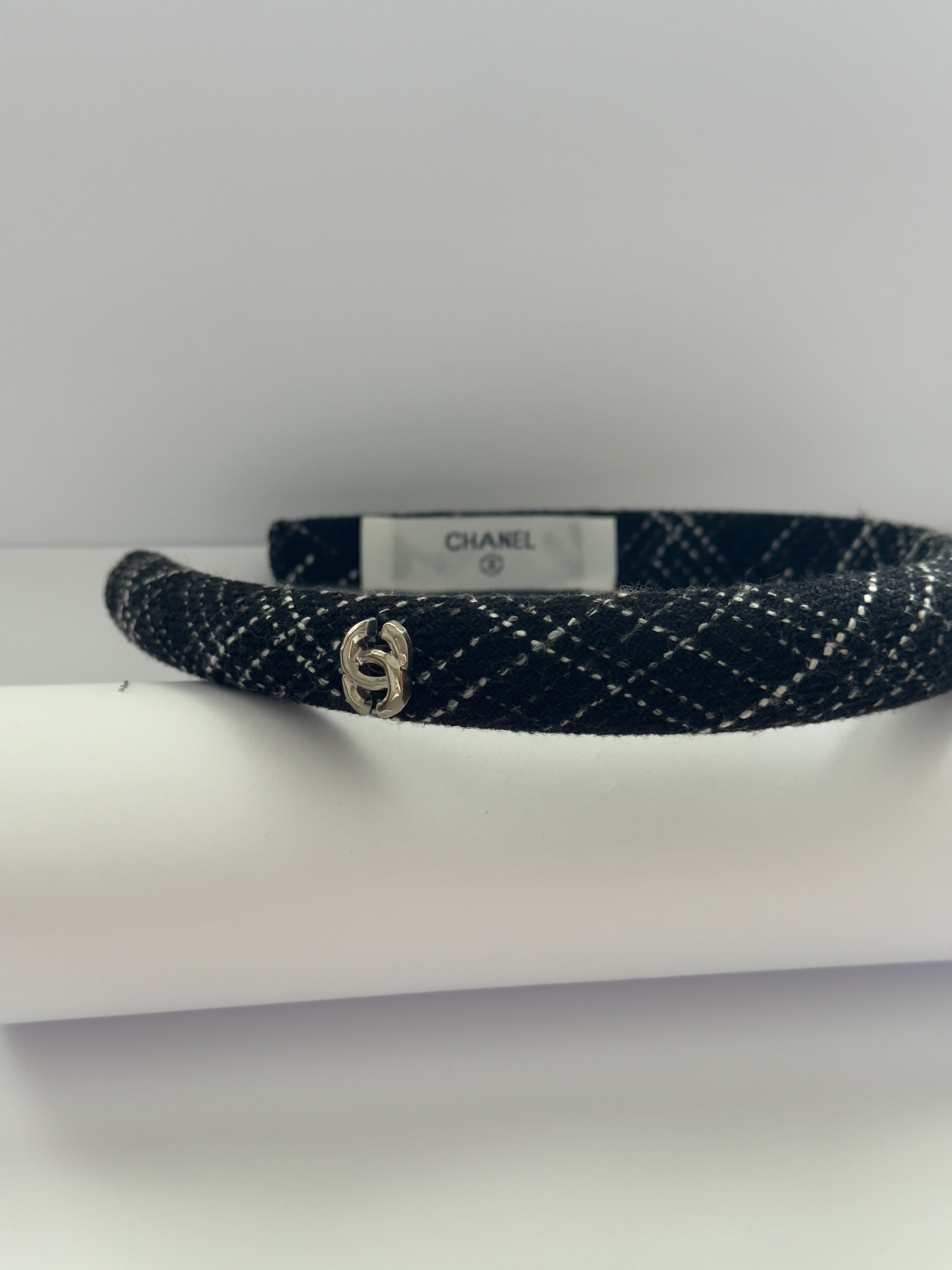 Noir Tweed Taç