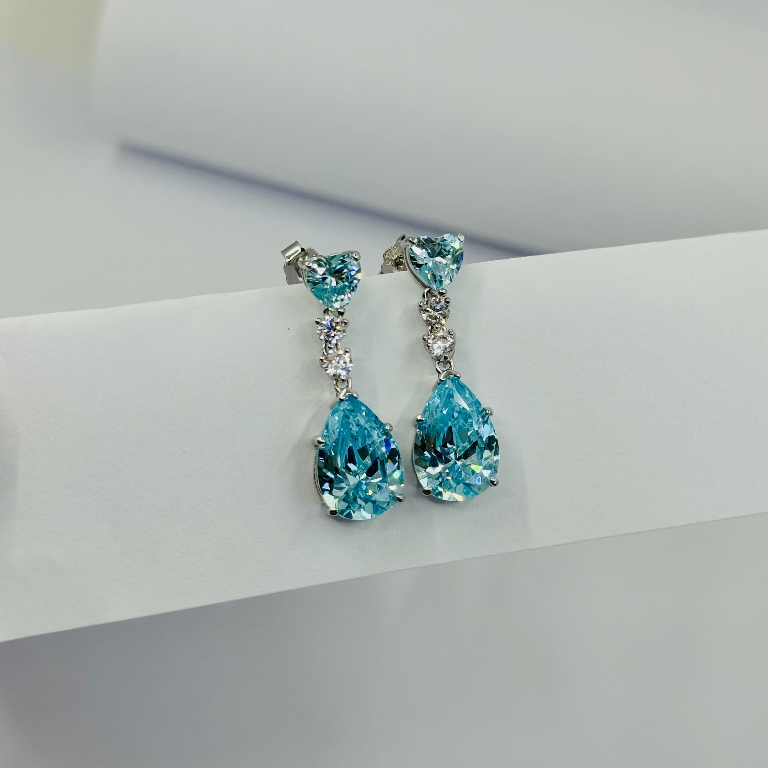 Azurea Doğal Taşlı Topaz Küpe