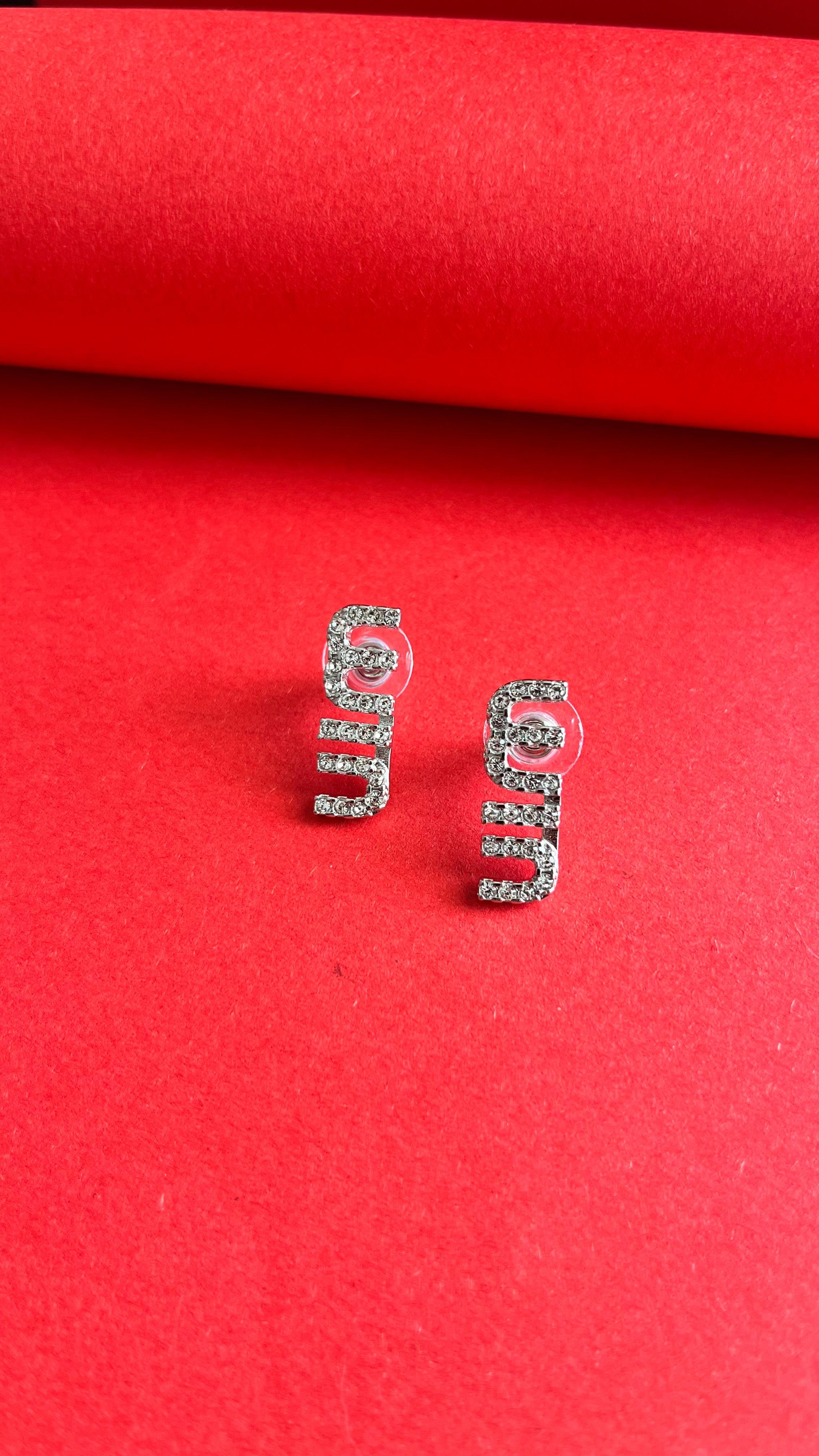 Miu.Silver Taşlı Yazı Küpe