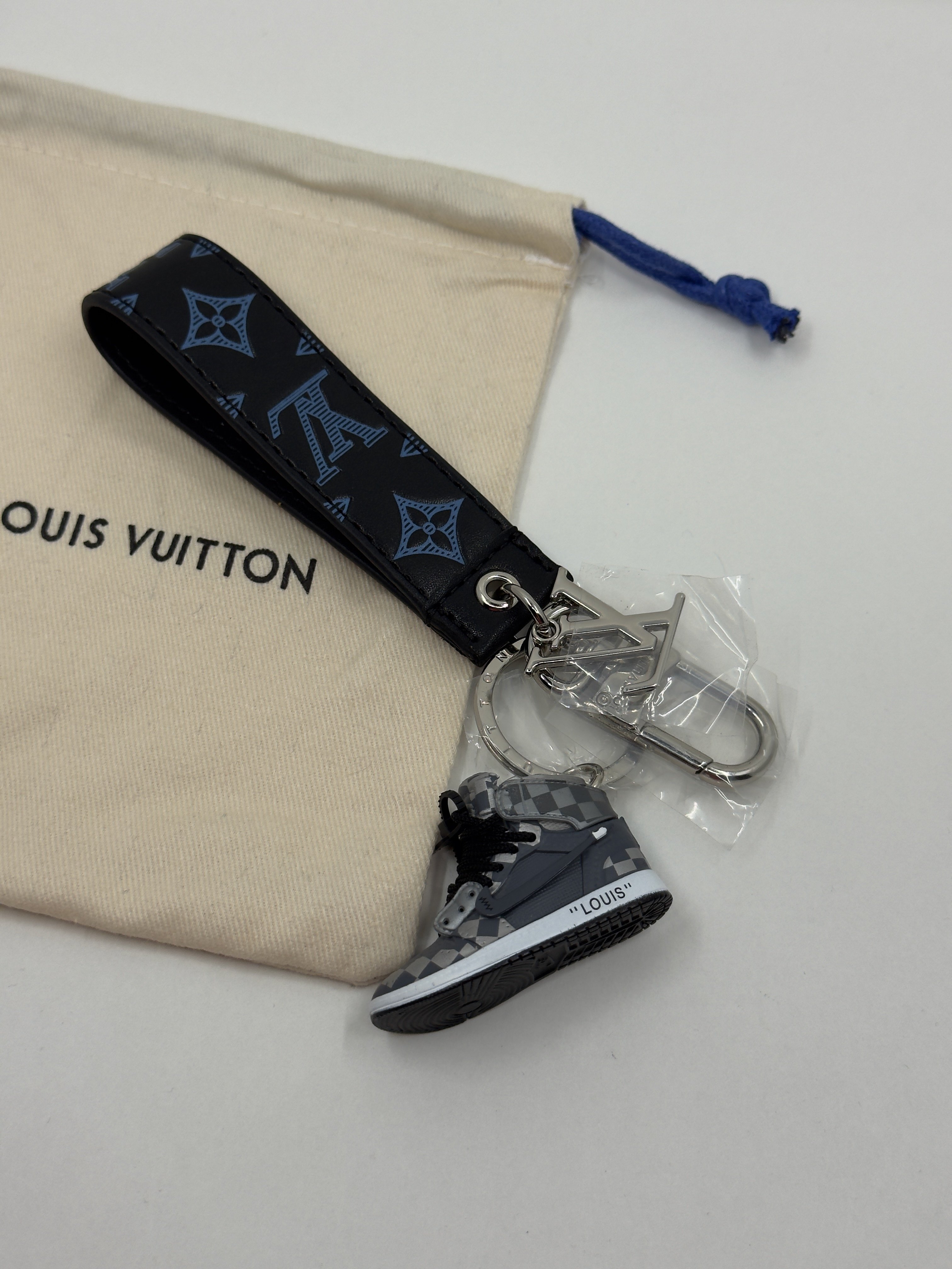 LV. Siyah-Gri Ayakkabı Bag Charm