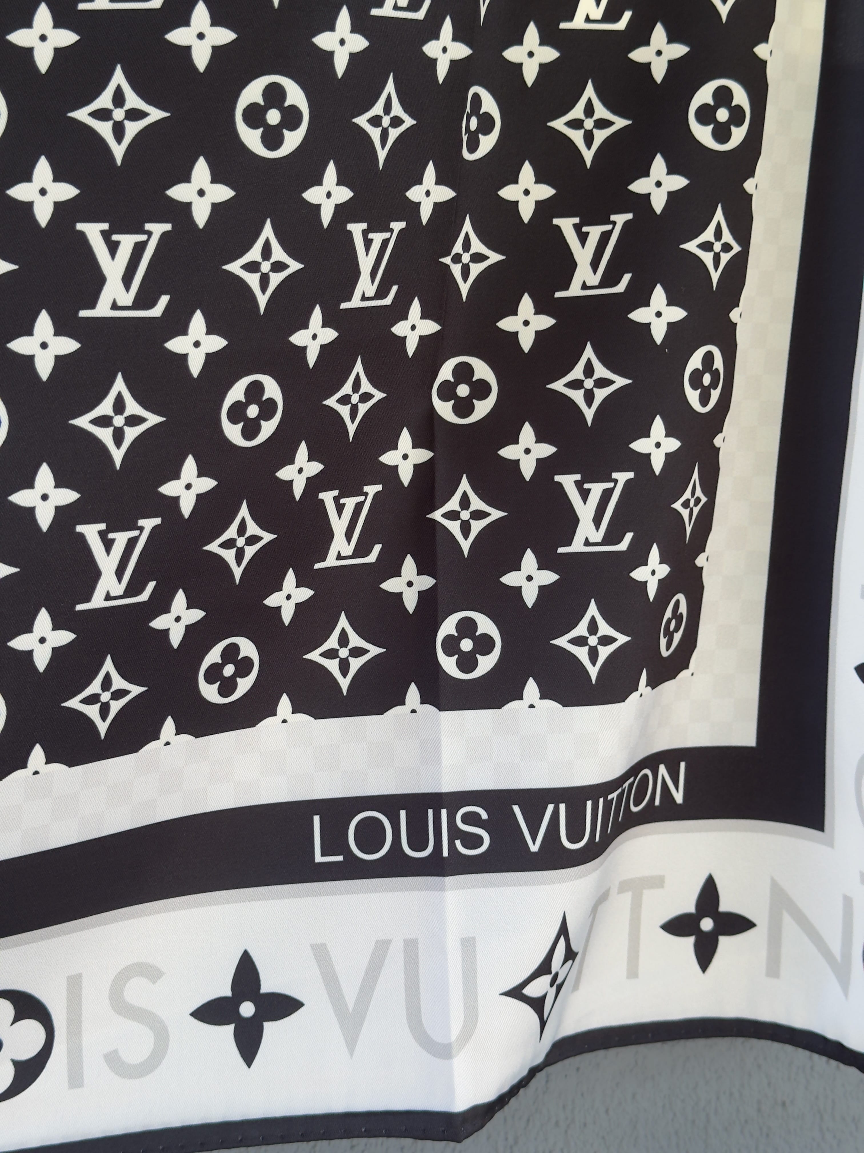 Monogram Noir & Blanc İpek Şal