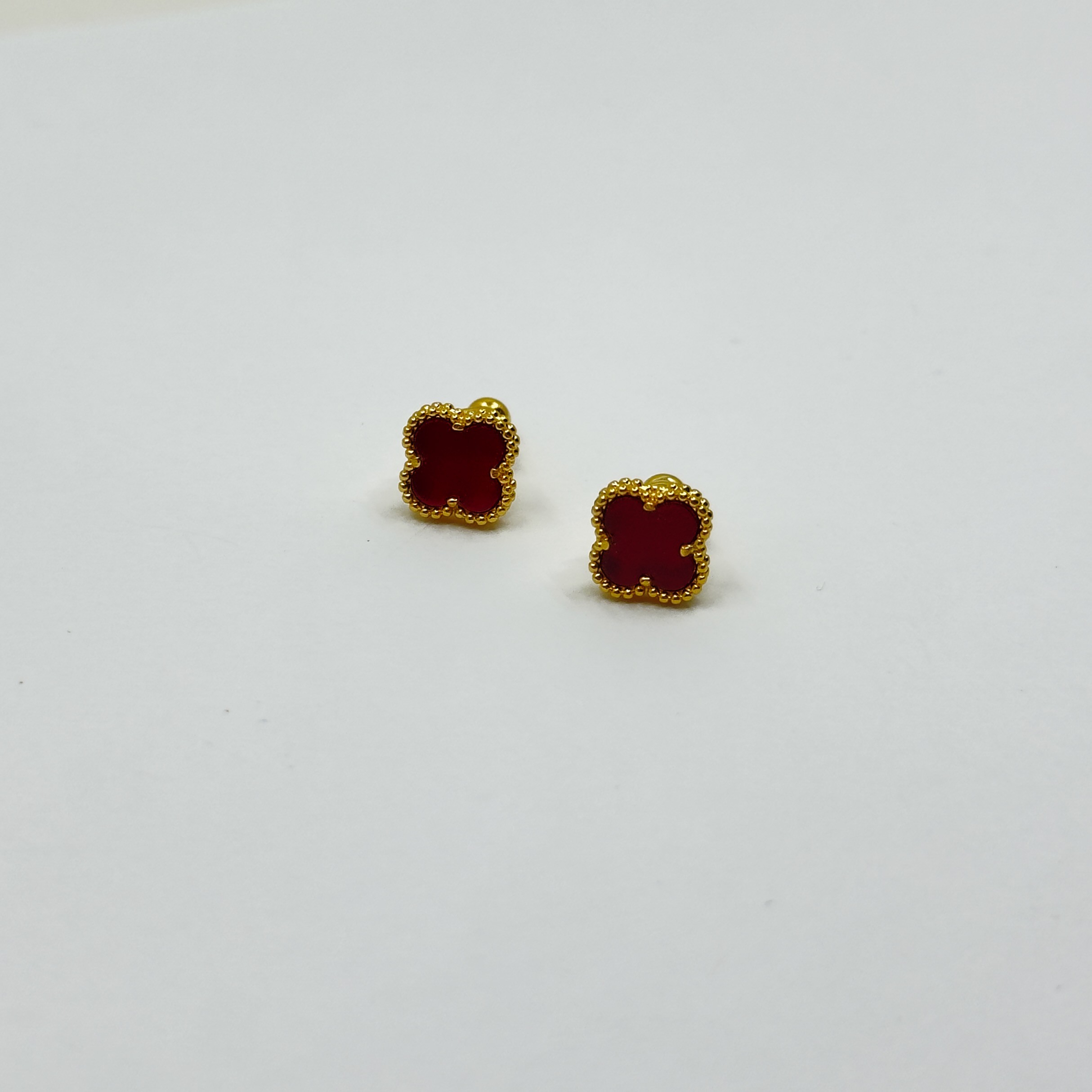 VCA. Mini Bordo Gold Çivi Küpe