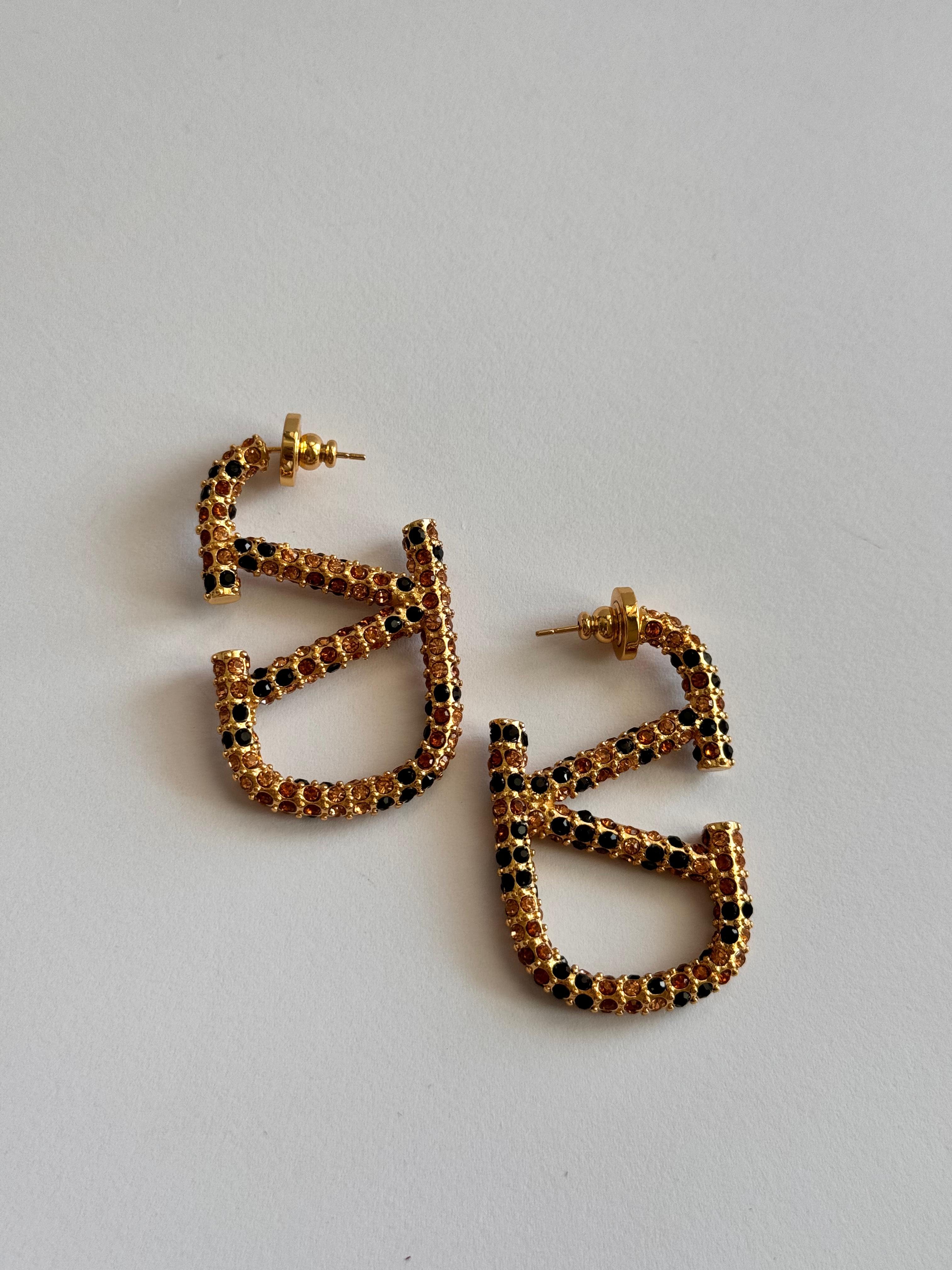 Vlntino. Gold Renkli Logo Küpe
