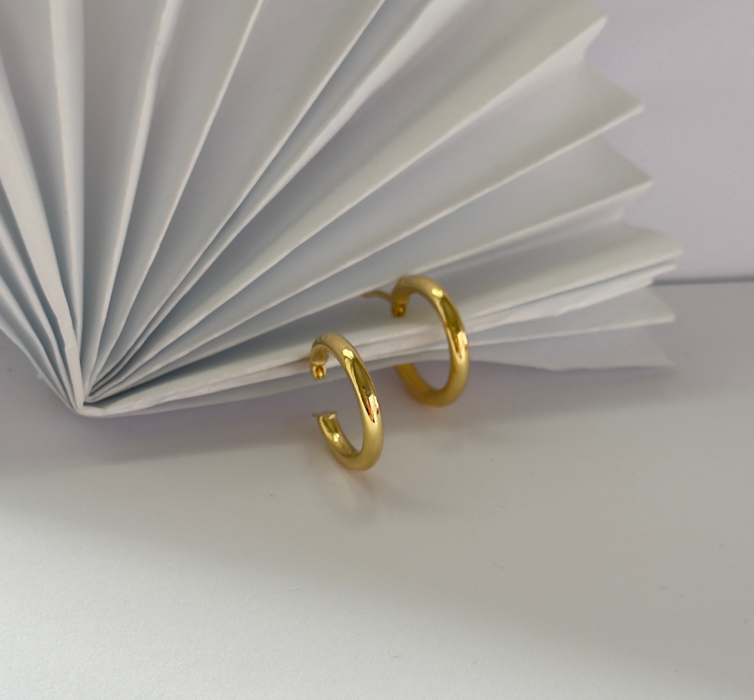Casual. Gold Essential Hoop Küpe
