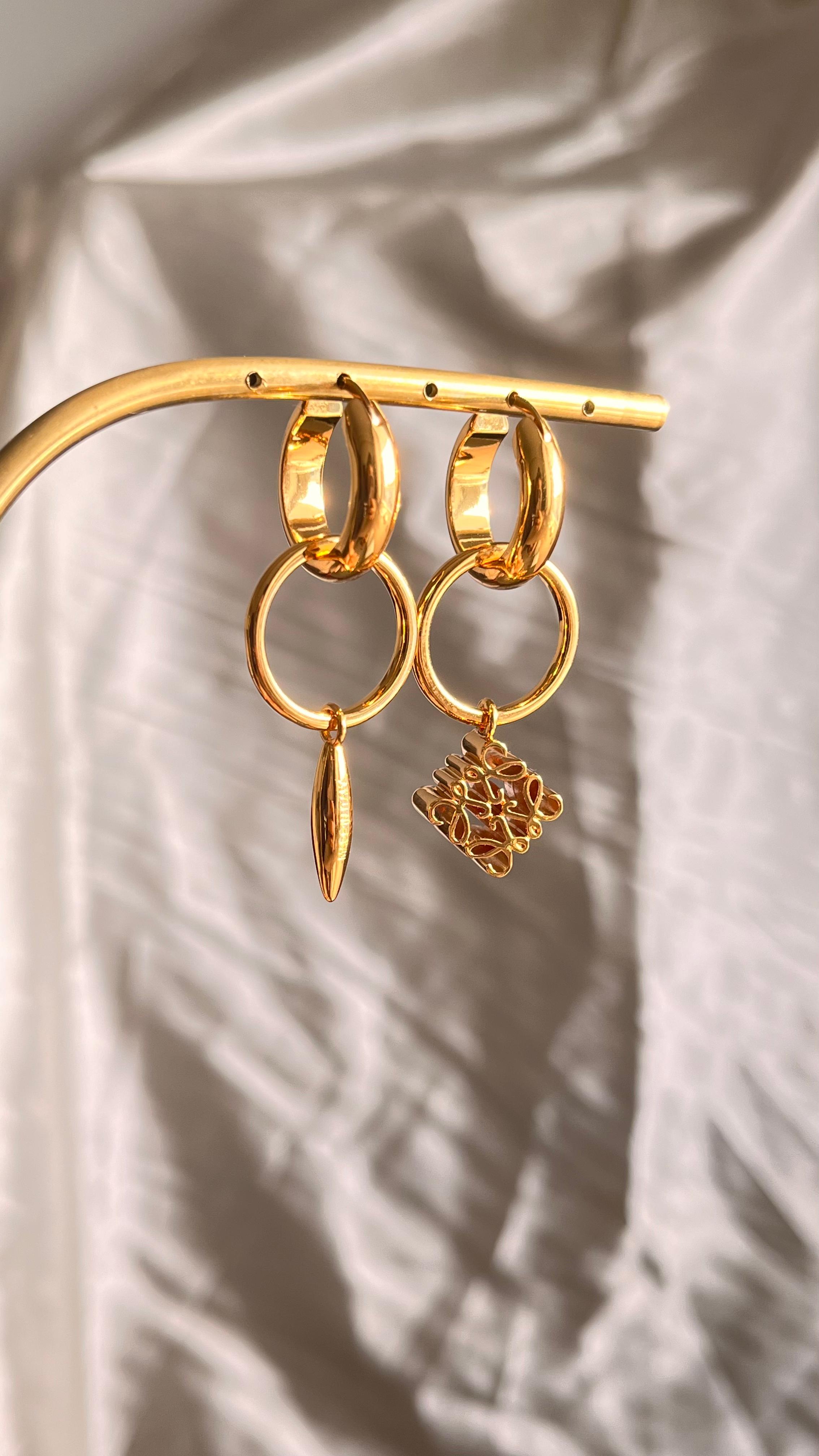 Lowe.Gold Logo Sallantı Küpe