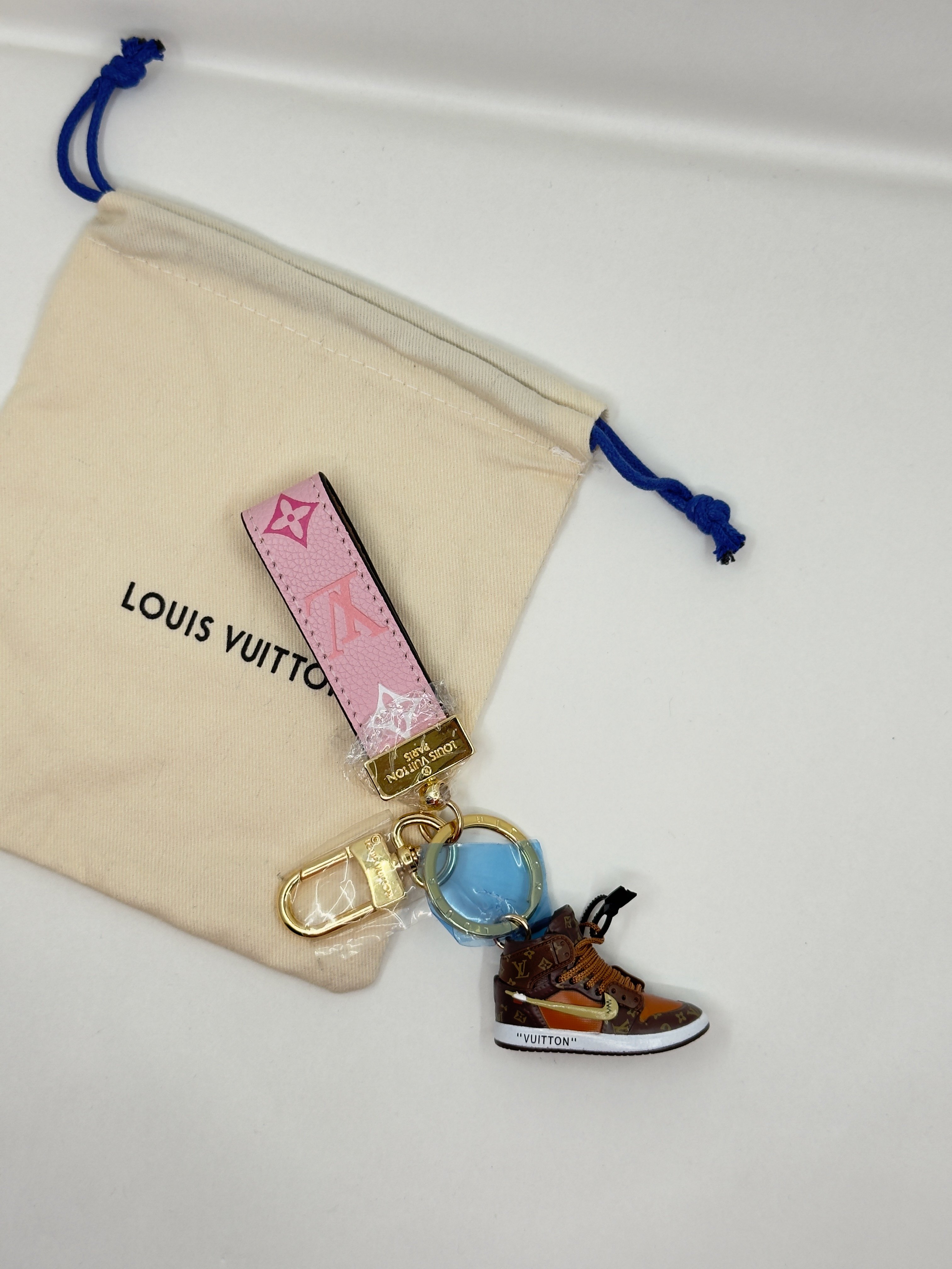 LV. Pembe Kulp Ayakkabı Bag Charm