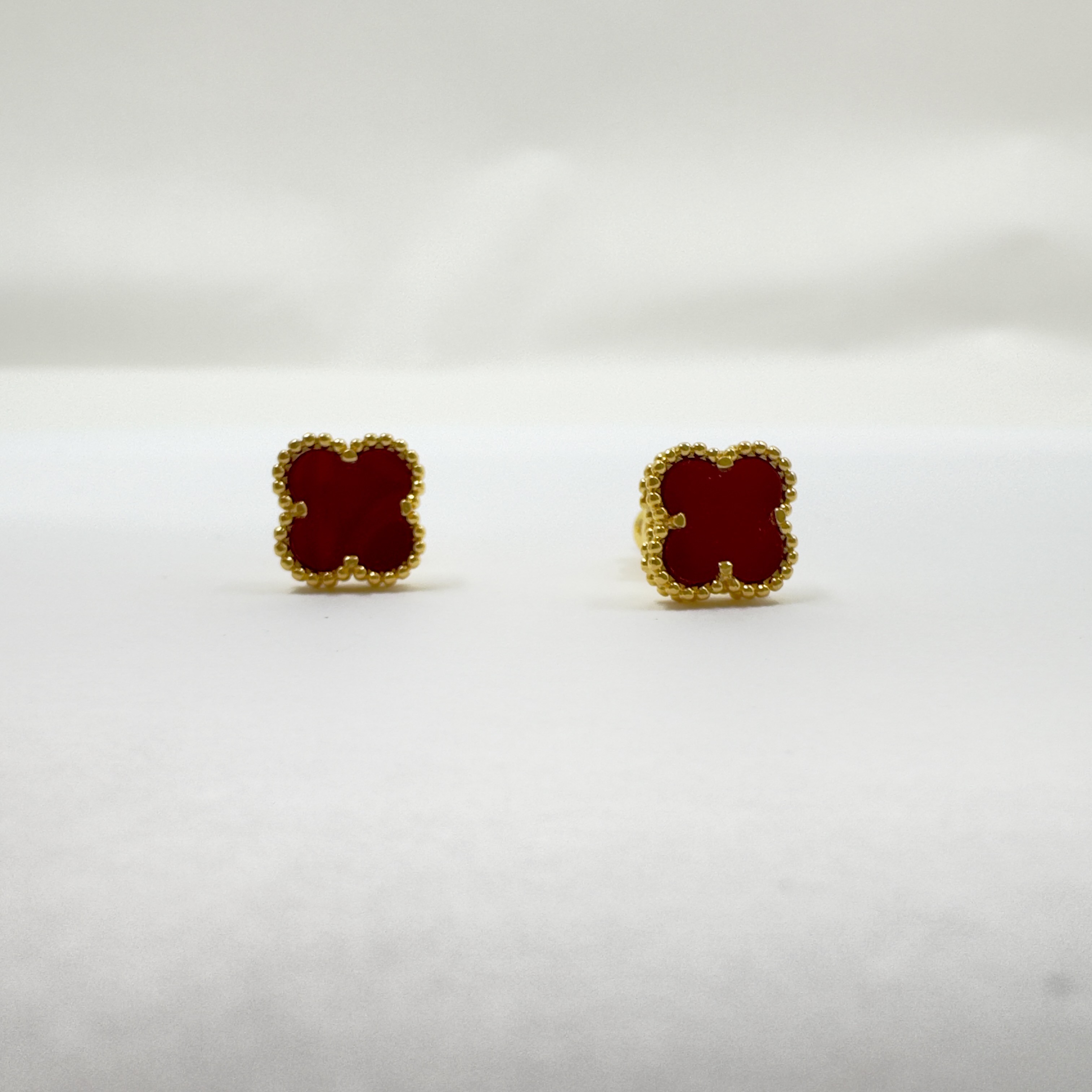VCA. Mini Bordo Gold Çivi Küpe