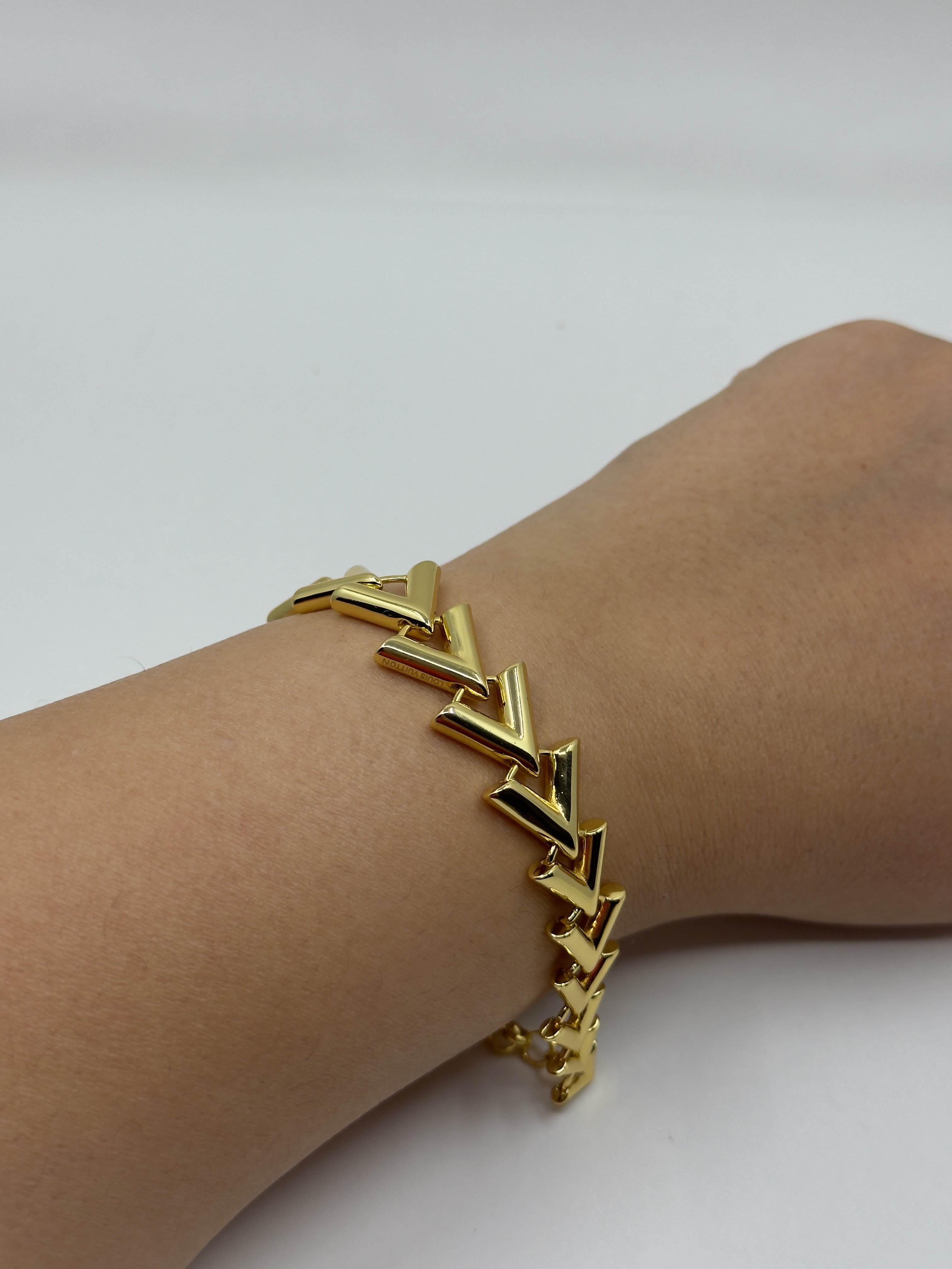 LV. Gold "V" Logo Bileklik