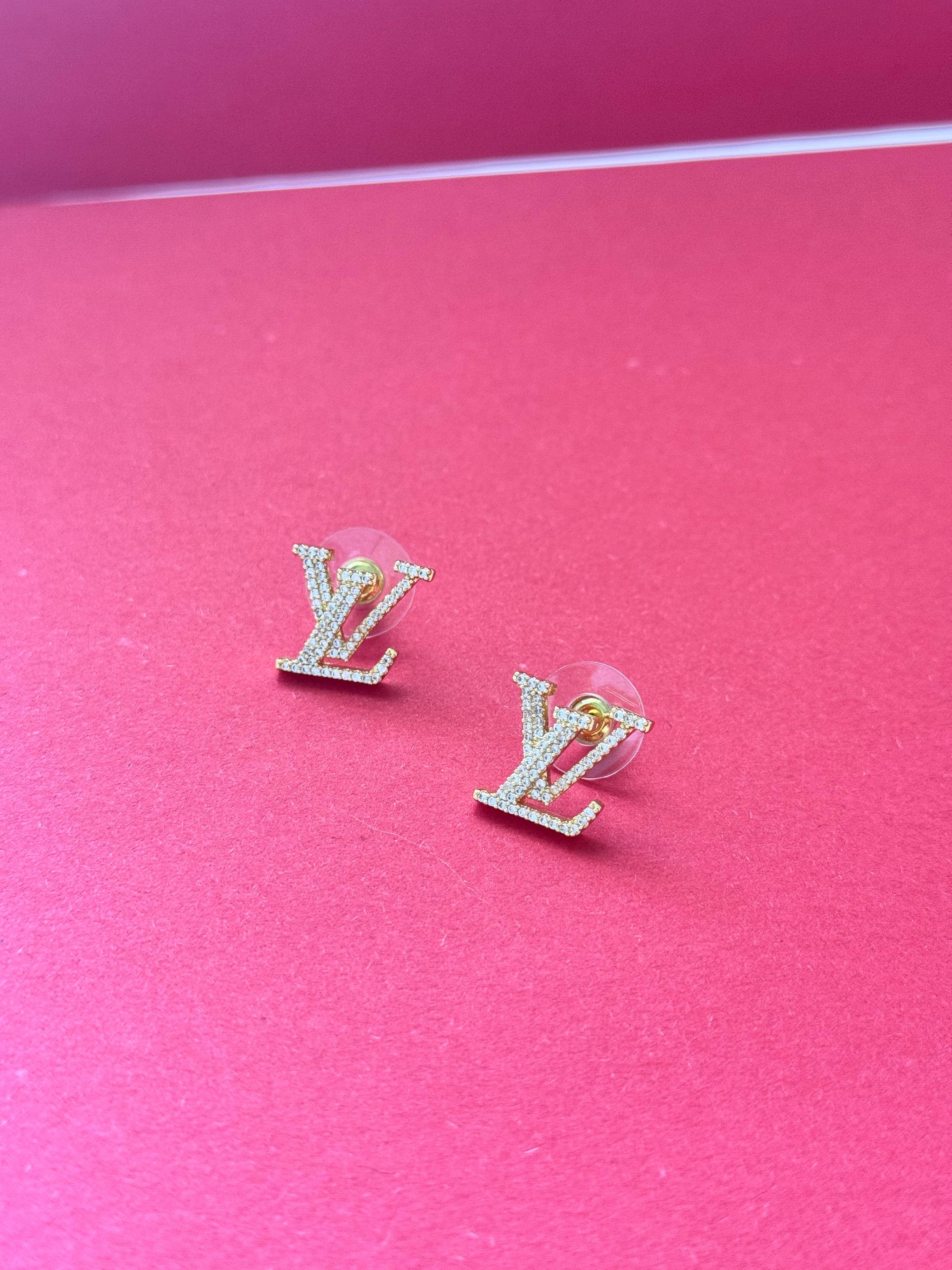 LV. Gold Taşlı Çivi Logo Küpe