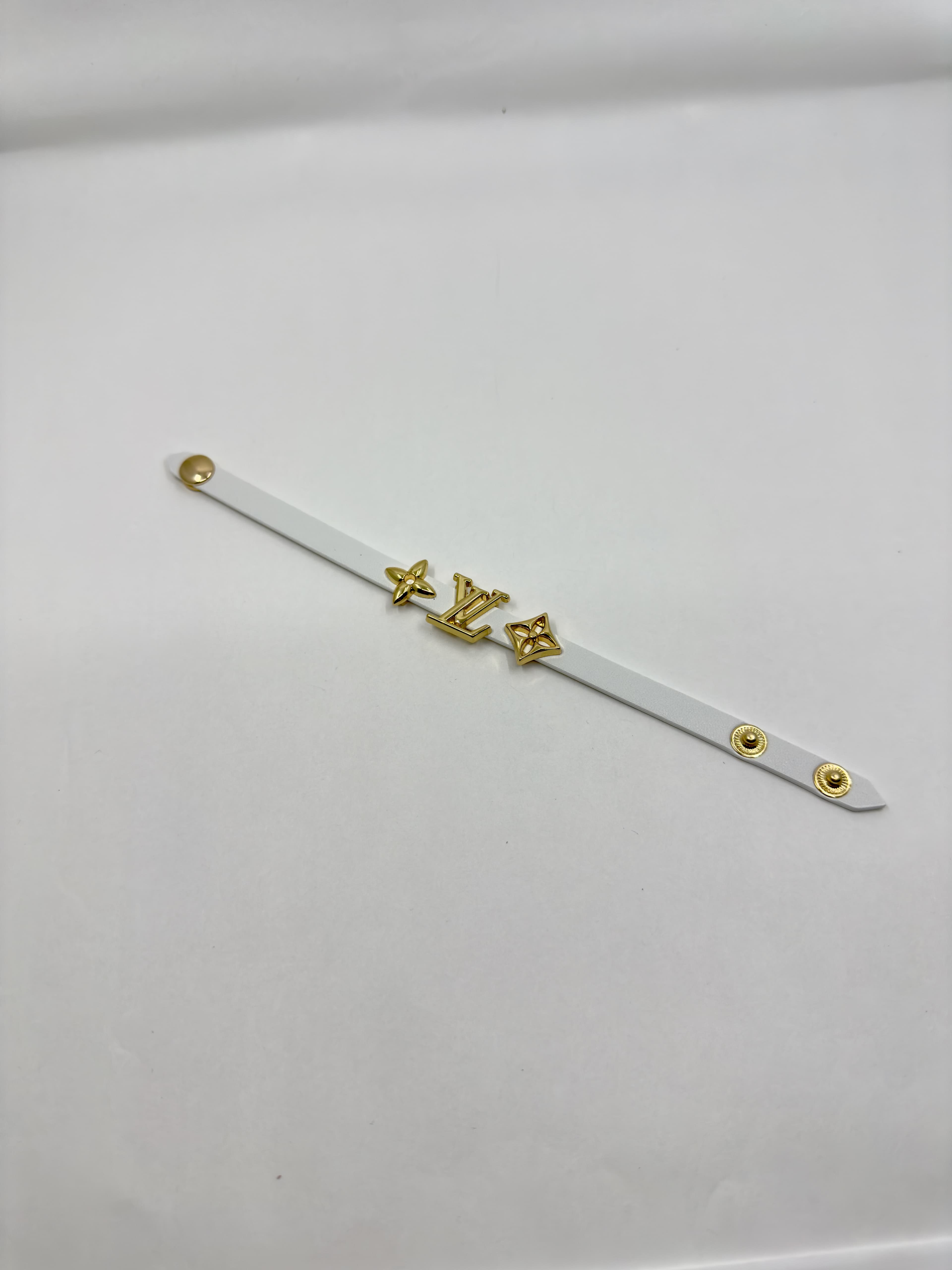 LV. Beyaz Gold Logo Deri Bileklik