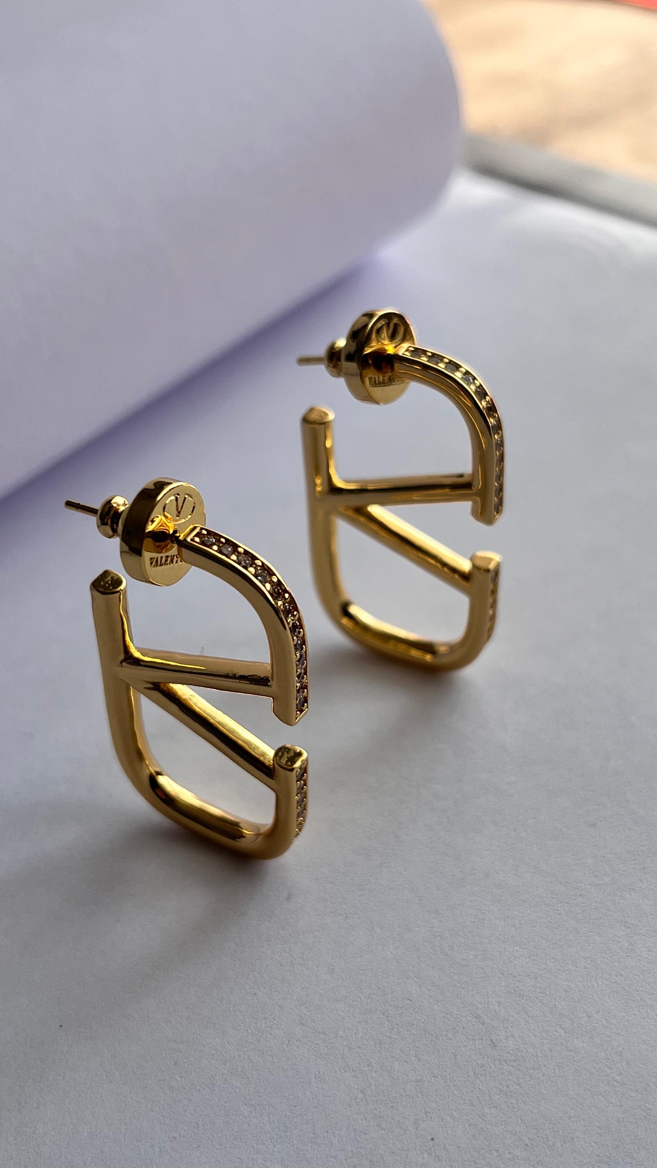 Vlntino. Logo Detay Taşlı Gold Küpe