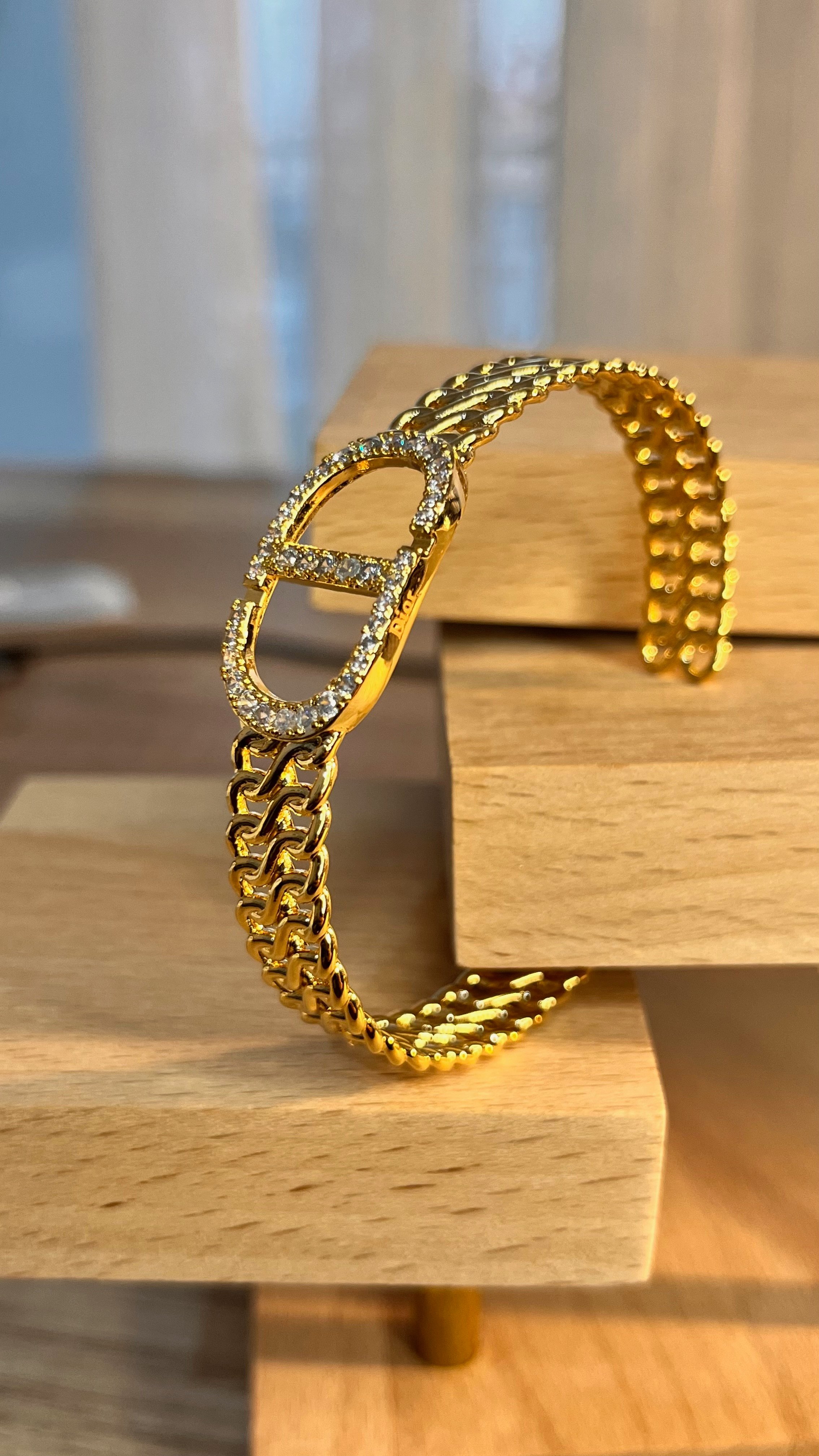 Gold Taşlı Logo Yarım Kelepçe