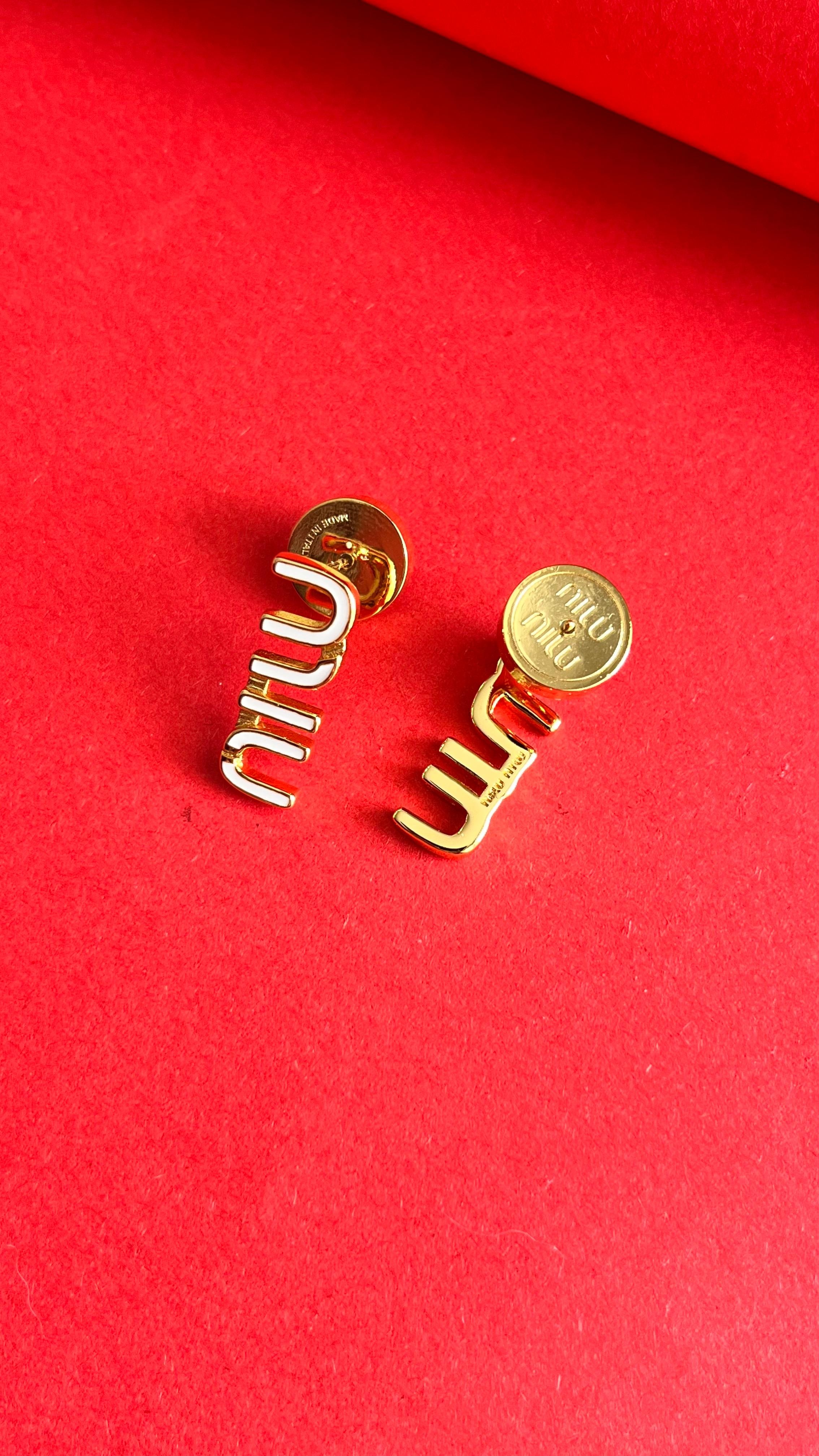Miu. Gold Renk Beyaz Yazılı Küpe