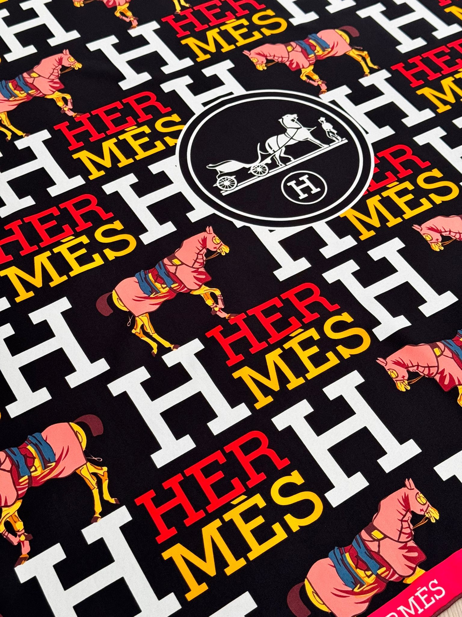 Hrms. Logo Desenli Vual İpek Kare Şal