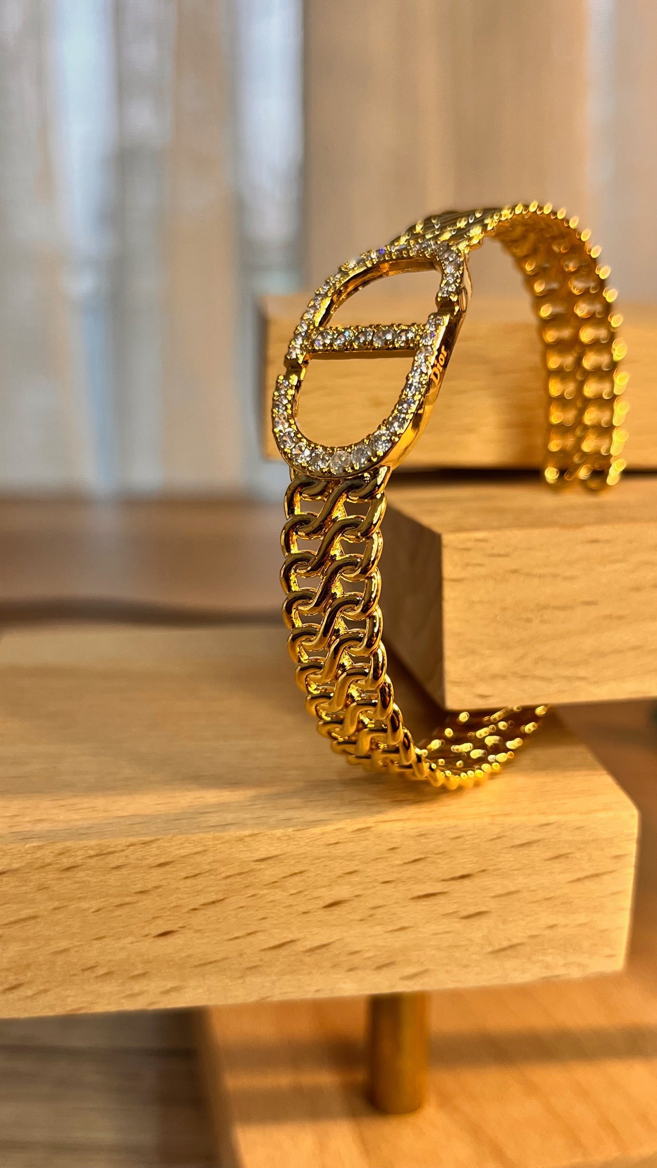 Gold Taşlı Logo Yarım Kelepçe