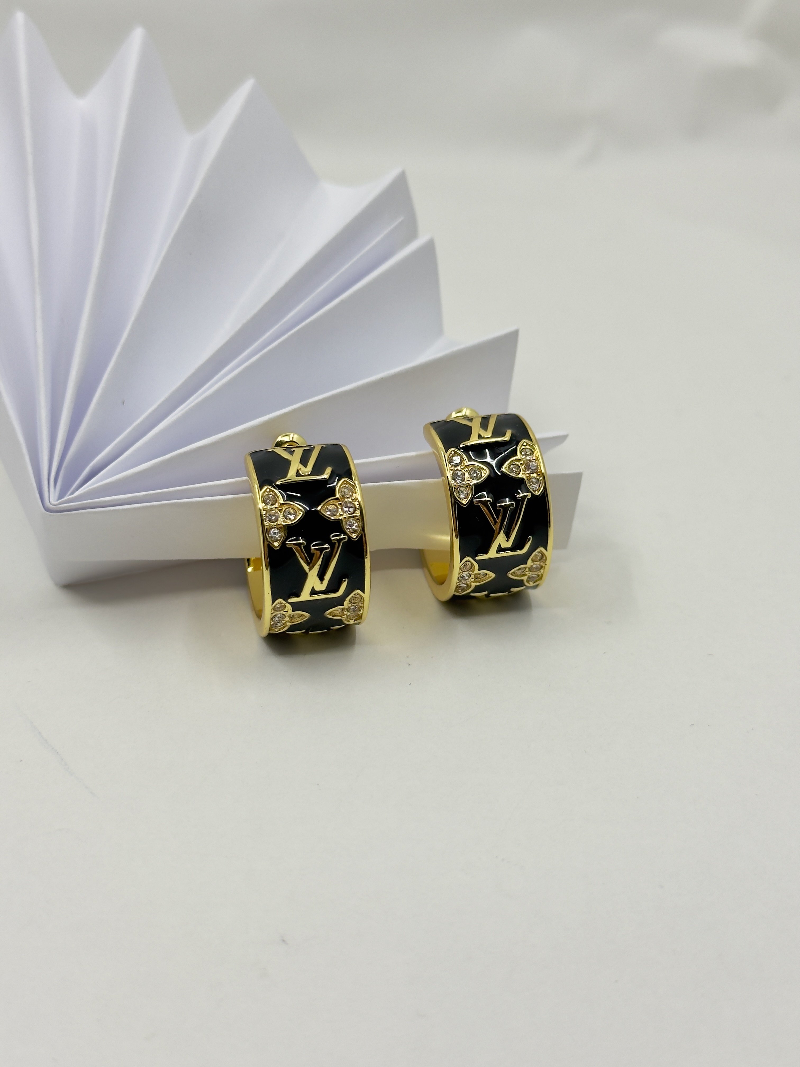 LV. Siyah Taşlı Enamel Küpe