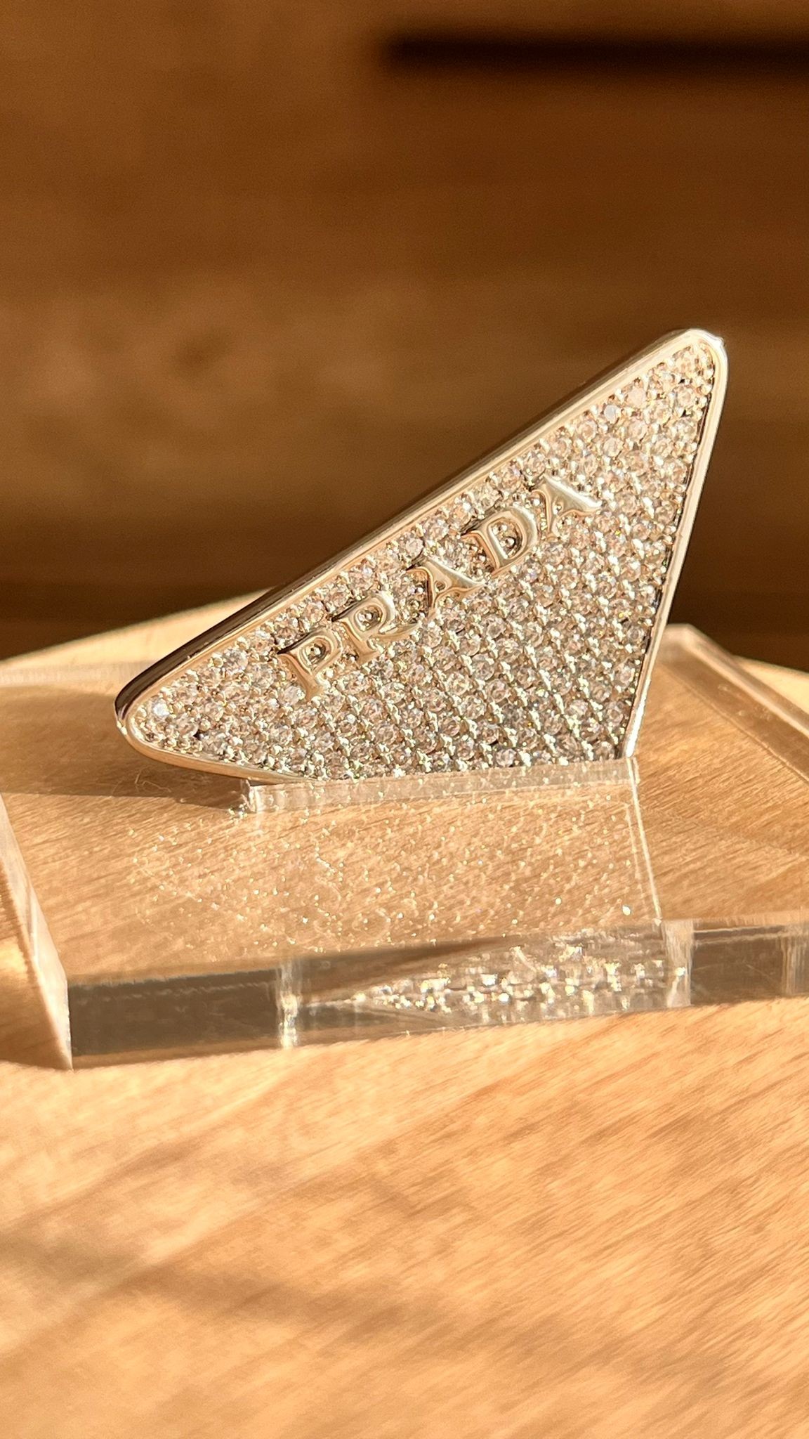 Prda. Silver Taşlı Üçgen Logo Broş