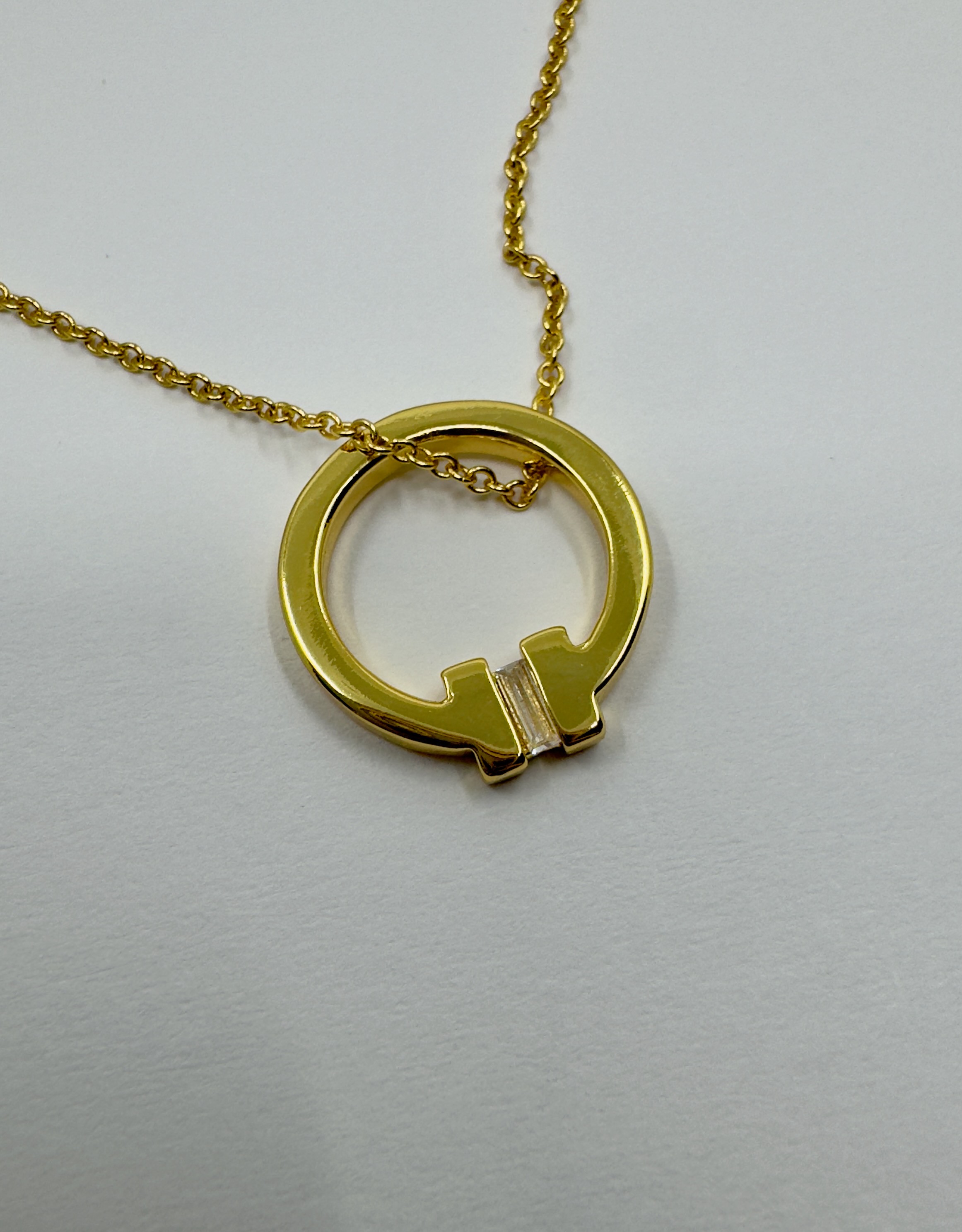 Casual. Tiff Co Gold T Kolye
