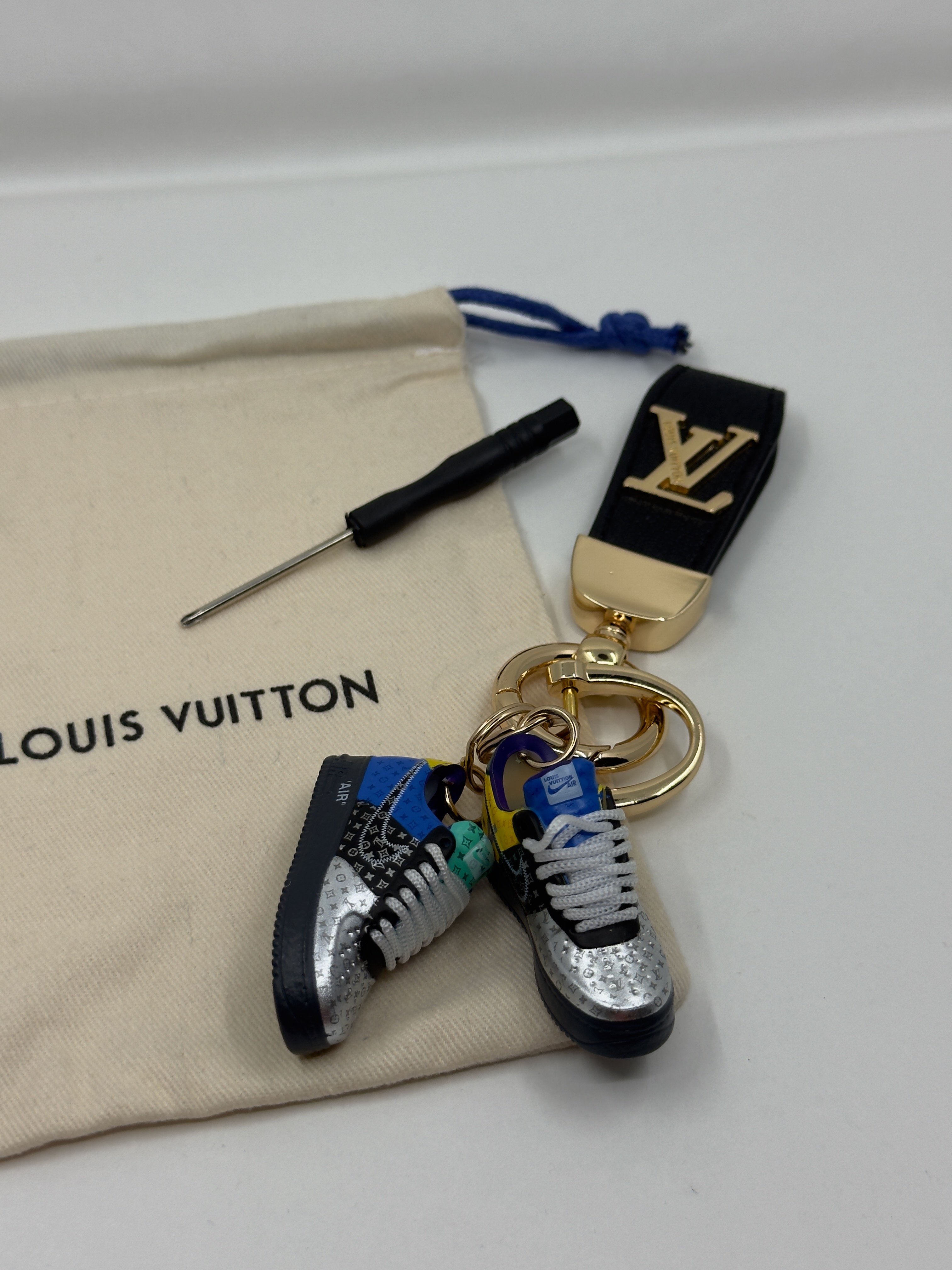 LV. Mavi- Gümüş Detaylı Ayakkabı Bag Charm