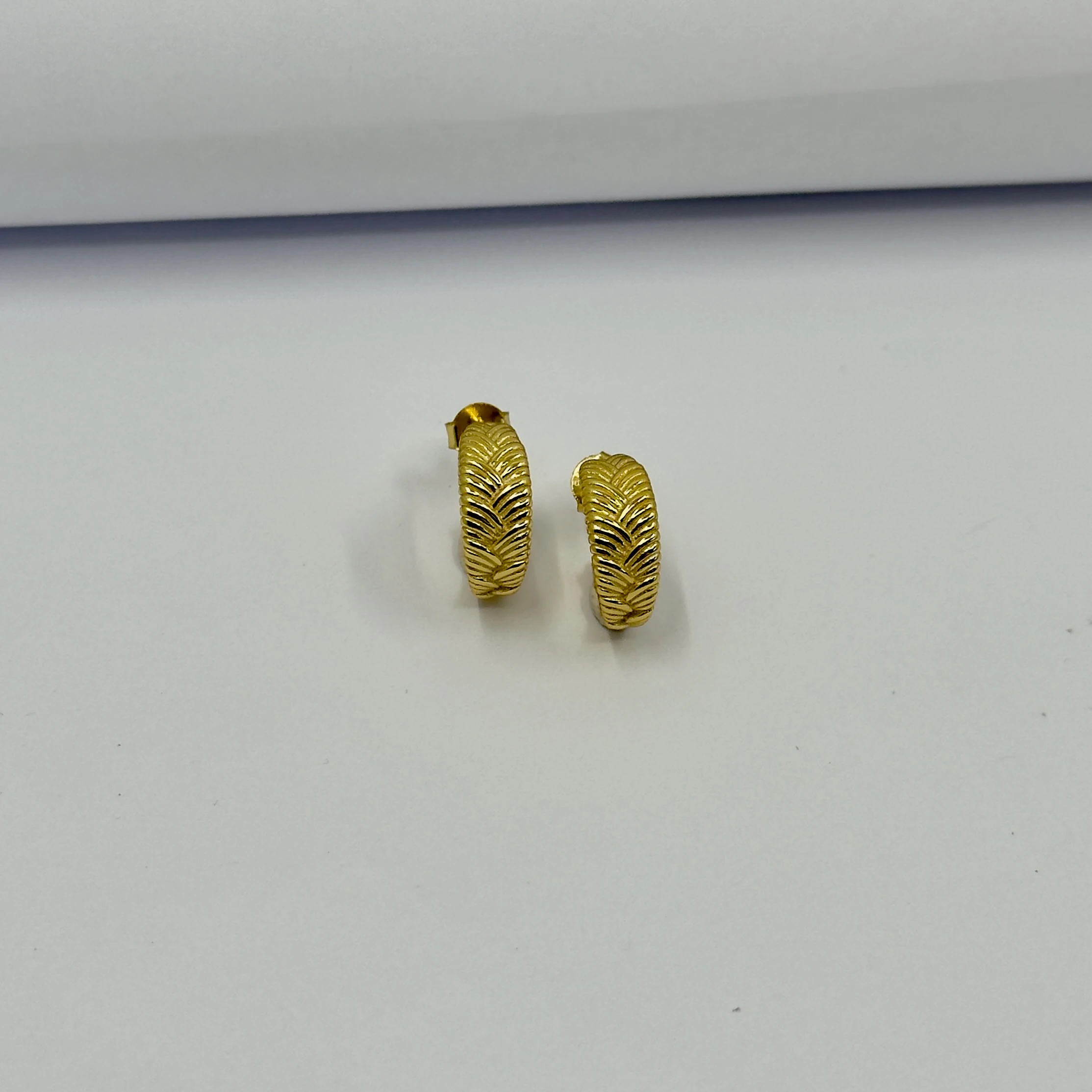 Altın Yaprak Desenli Halka Küpe