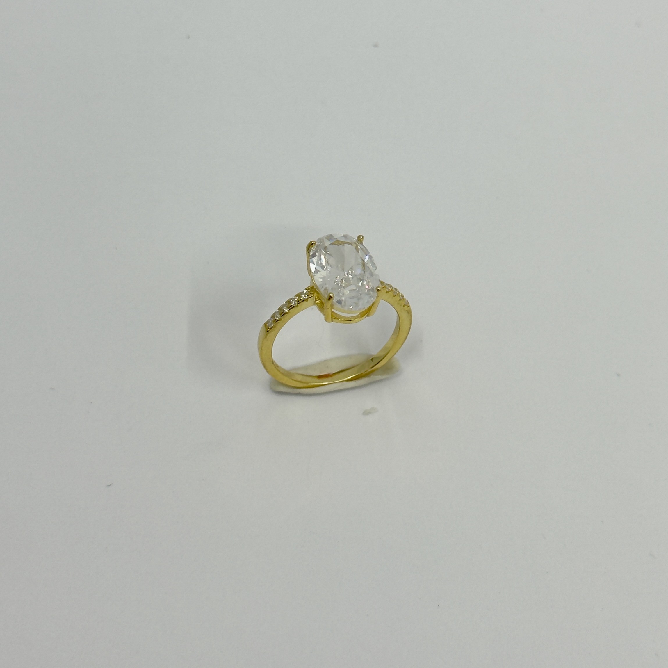 Elara Oval Kesim Taşlı Gold Yüzük