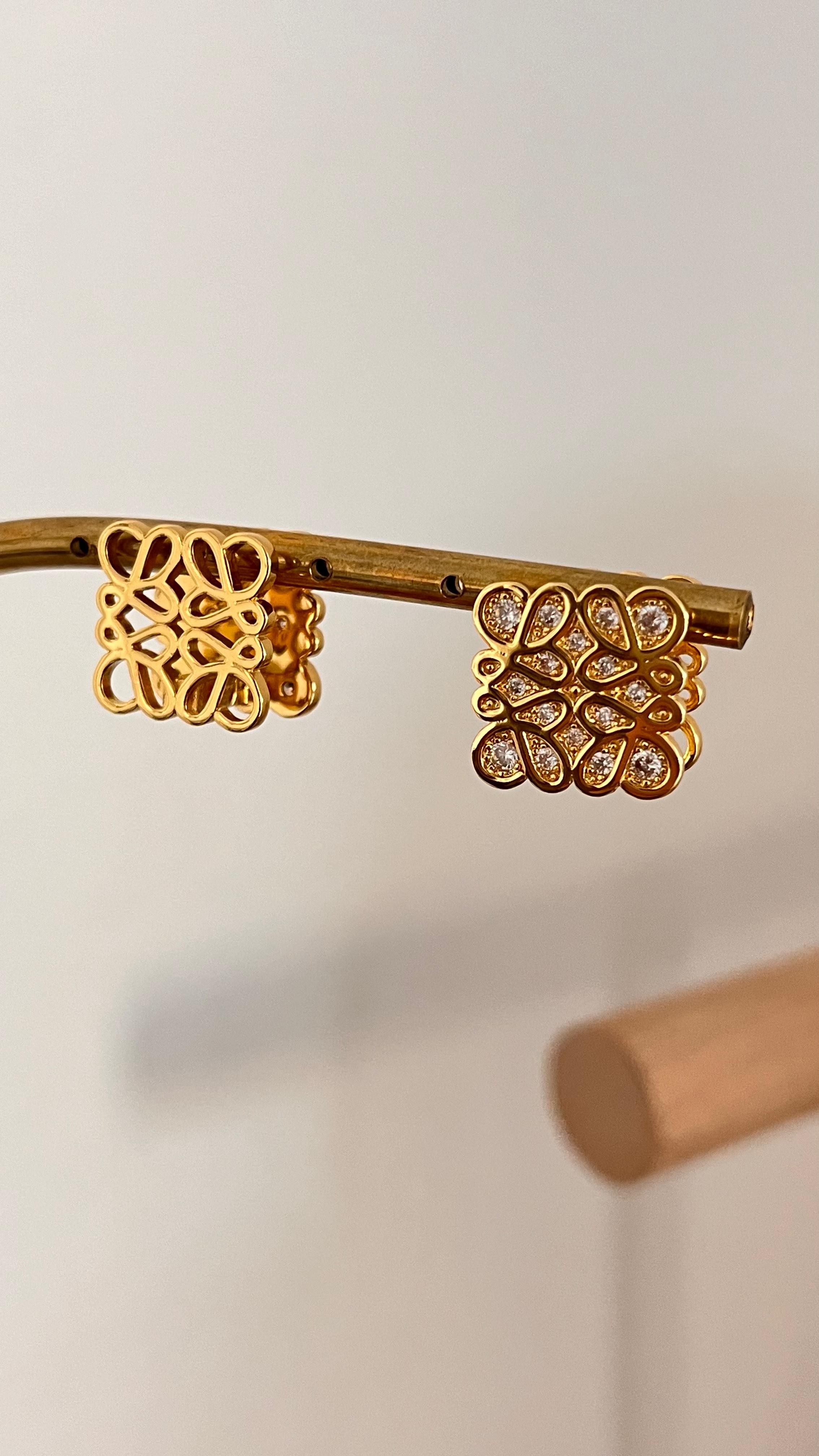 Lowe. Gold İki Taraflı Logo Küpe