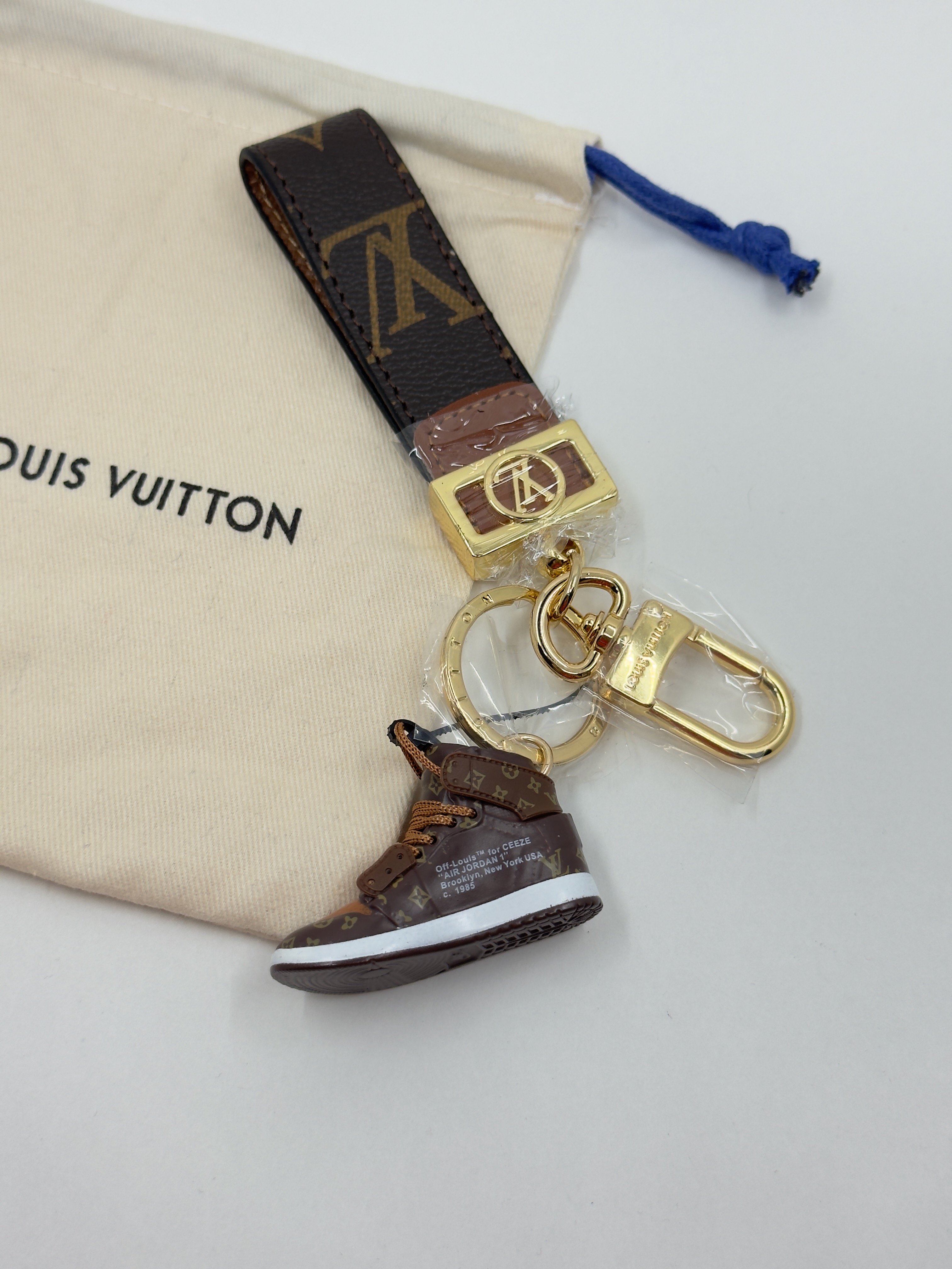 LV. Kahverengi Ayakkabı Bag Charm