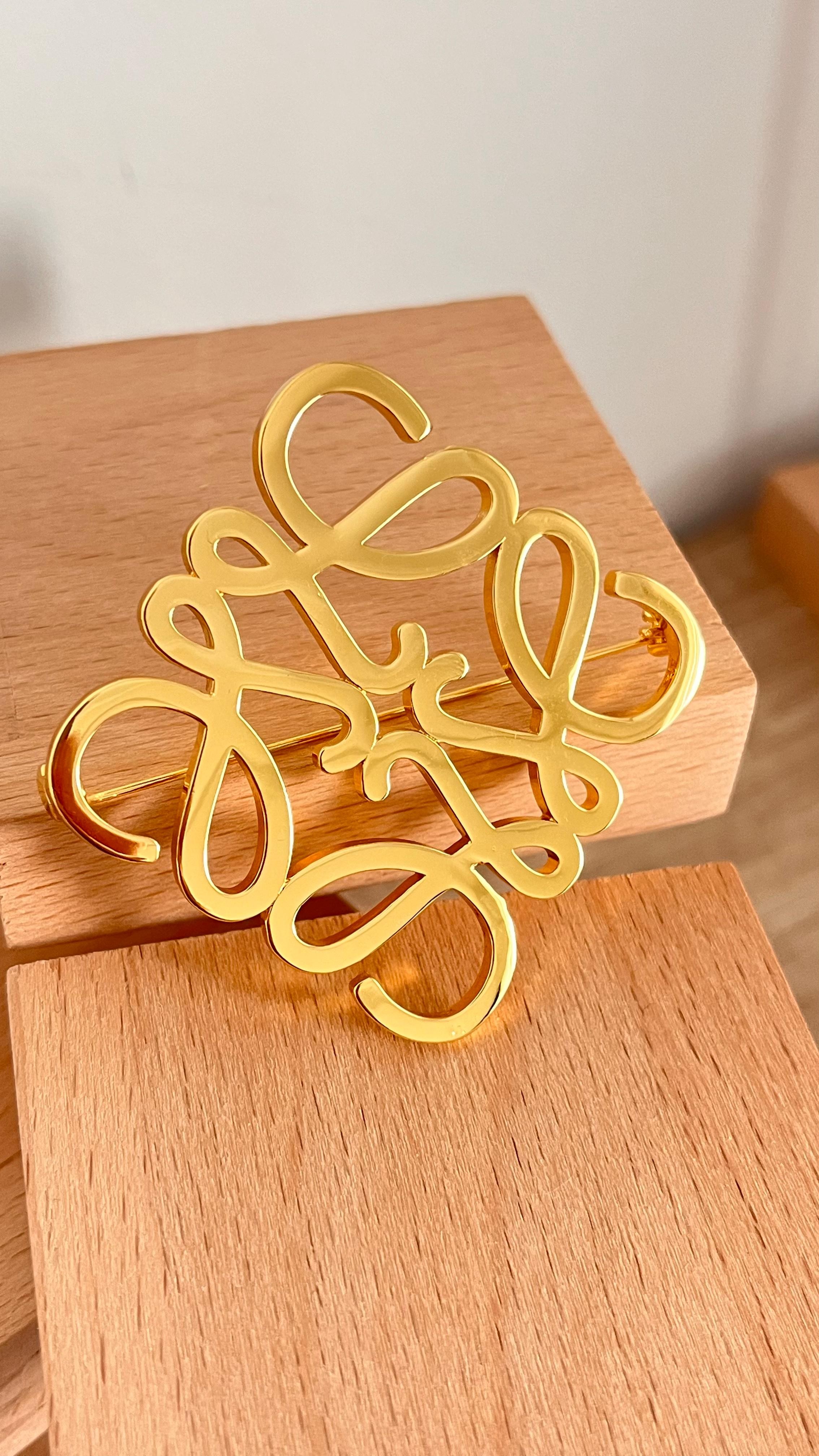 Lowe. Gold Logo Broş