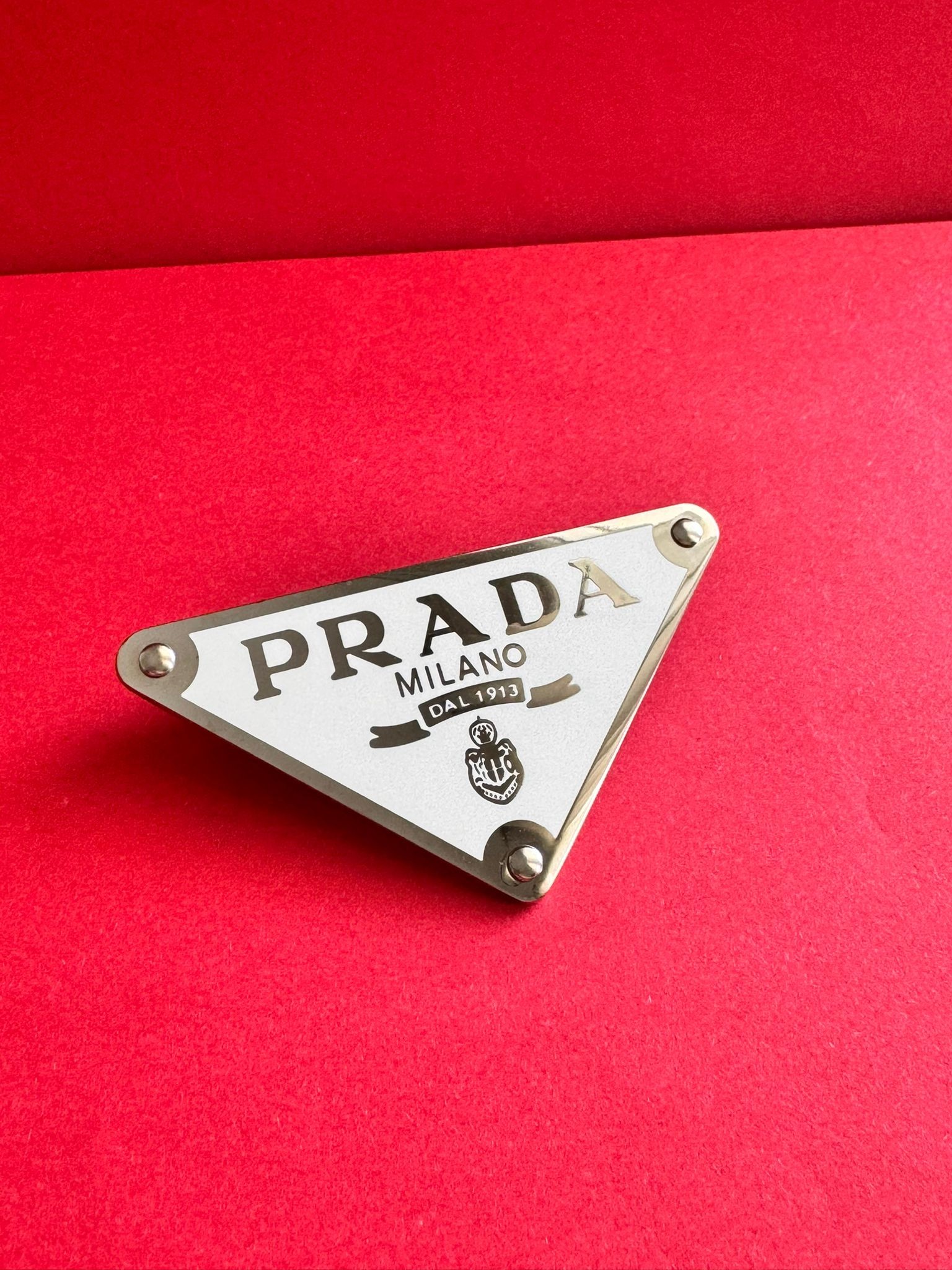 Prda Üçgen Logo Beyaz Toka