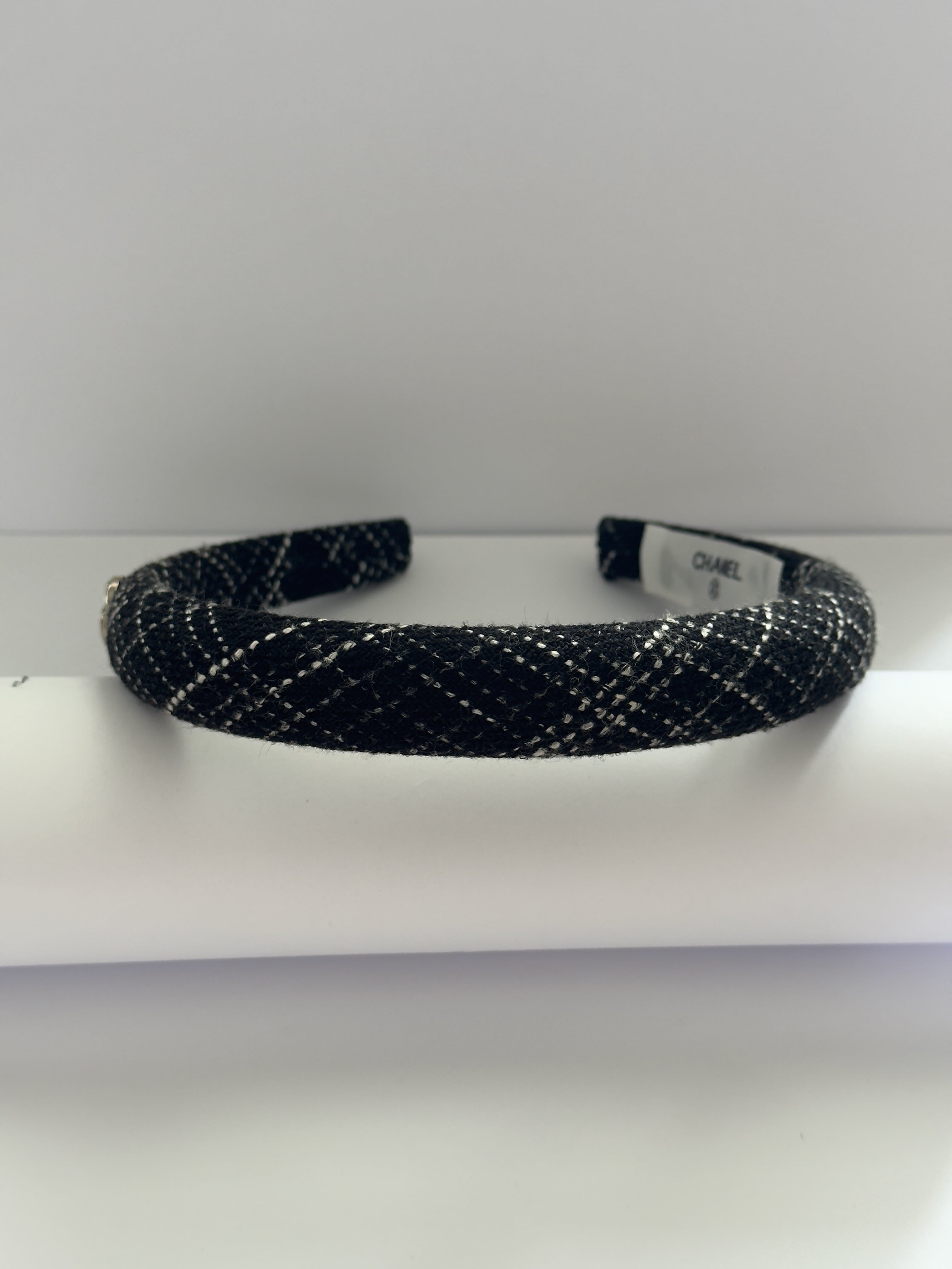 Noir Tweed Taç