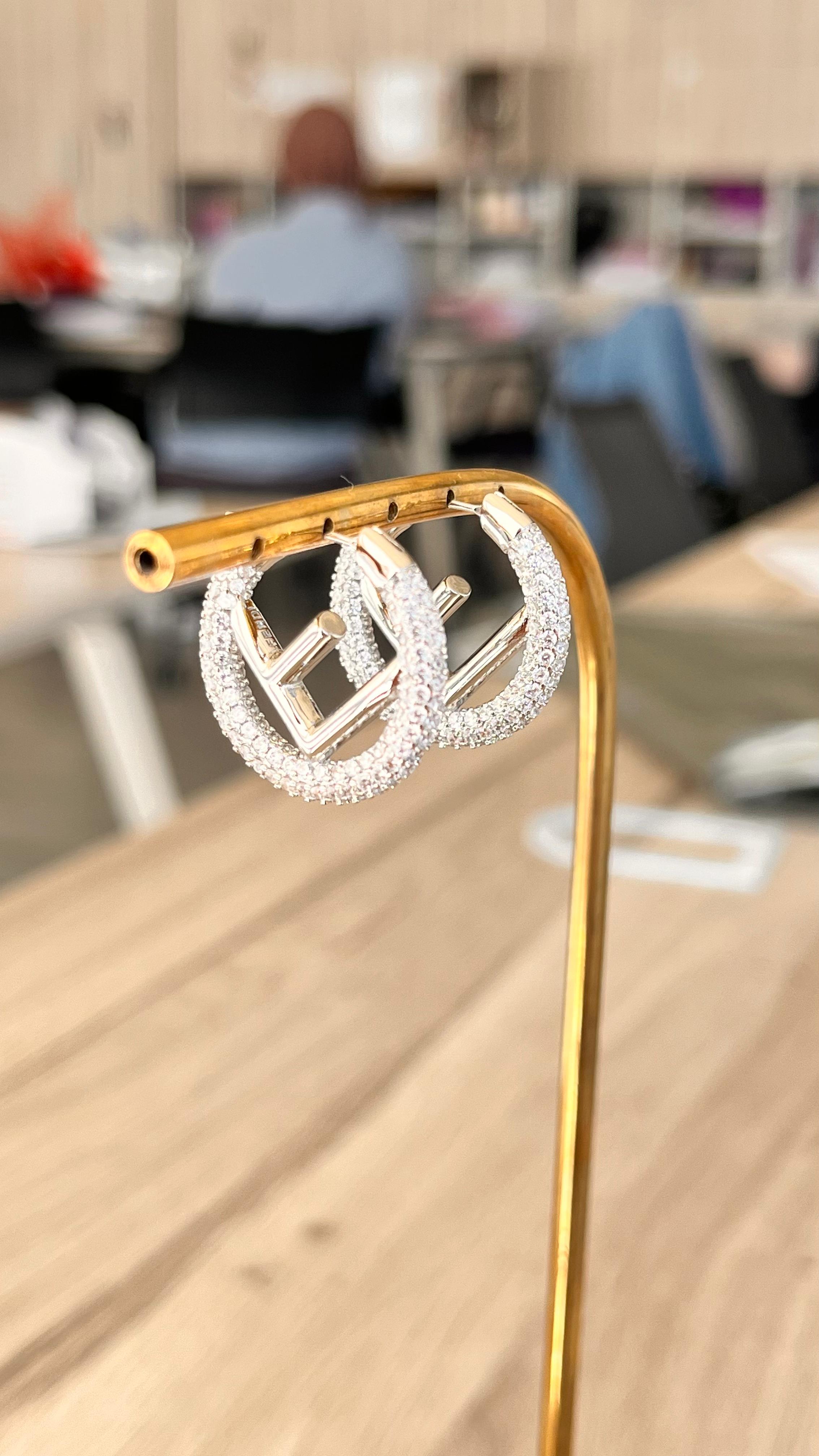 Fndi. Logo Detaylı Taşlı Silver Küpe