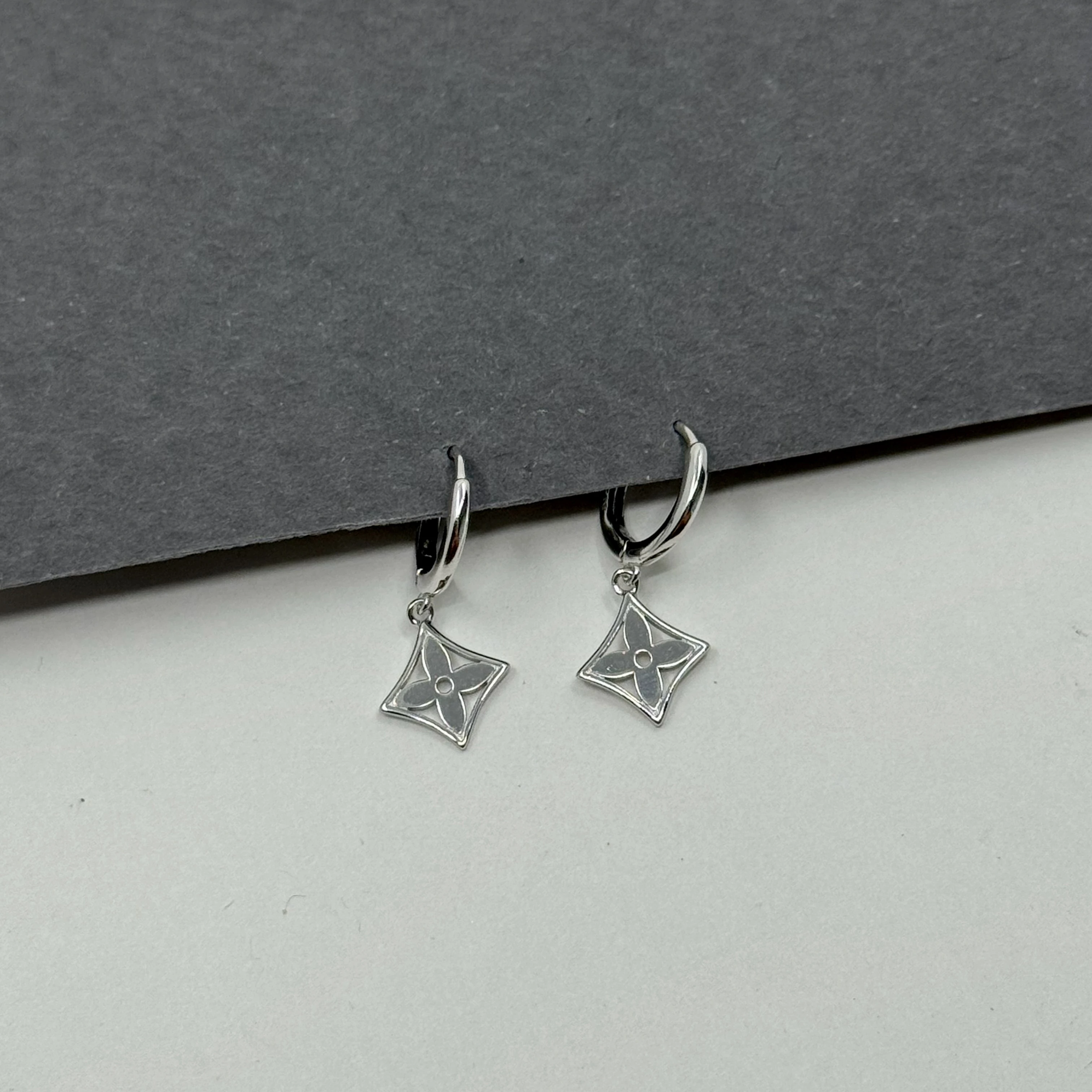 Casual. LV Silver Monogram Küpe