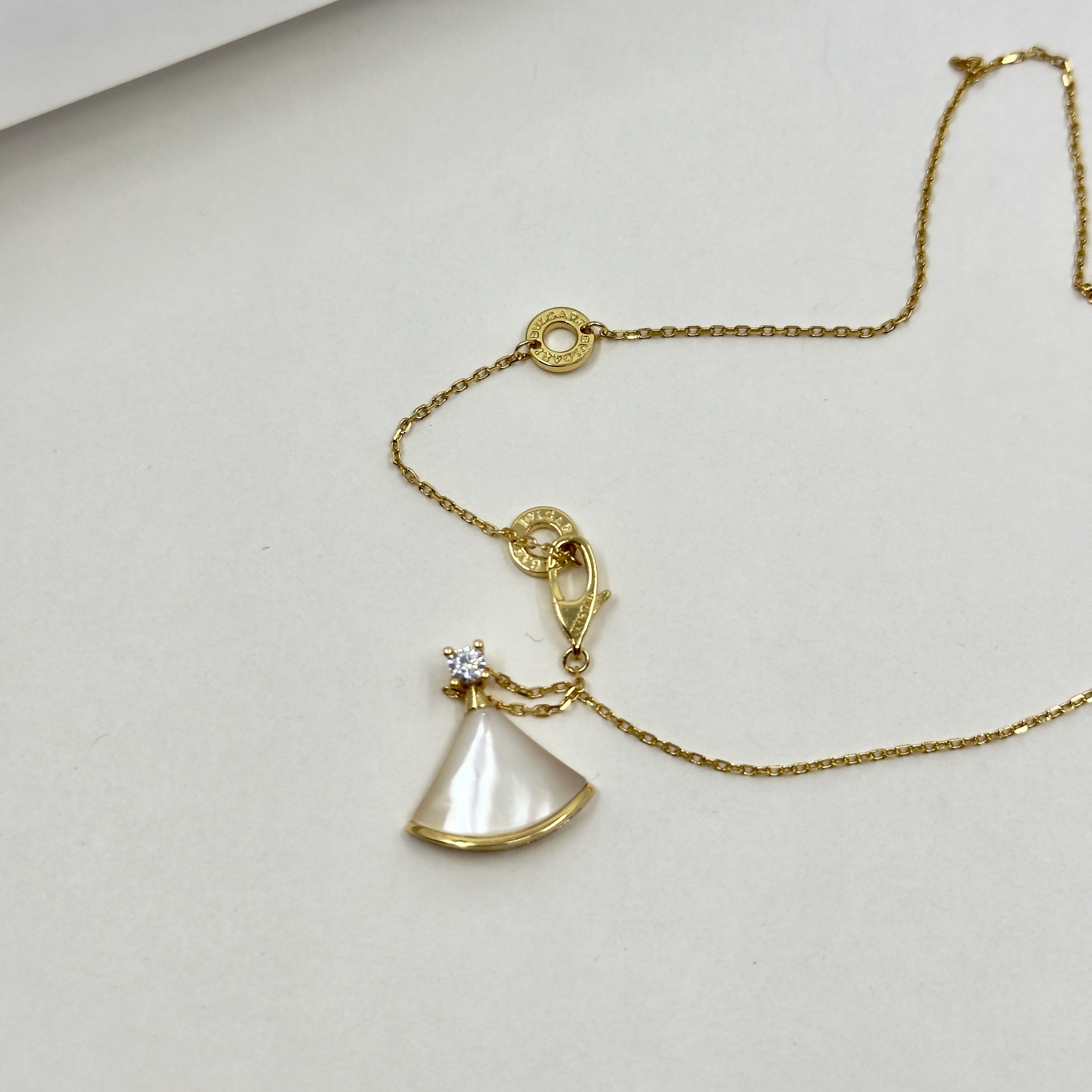 Prem. Bvlgari Divas Dream Beyaz Sedef Kolye