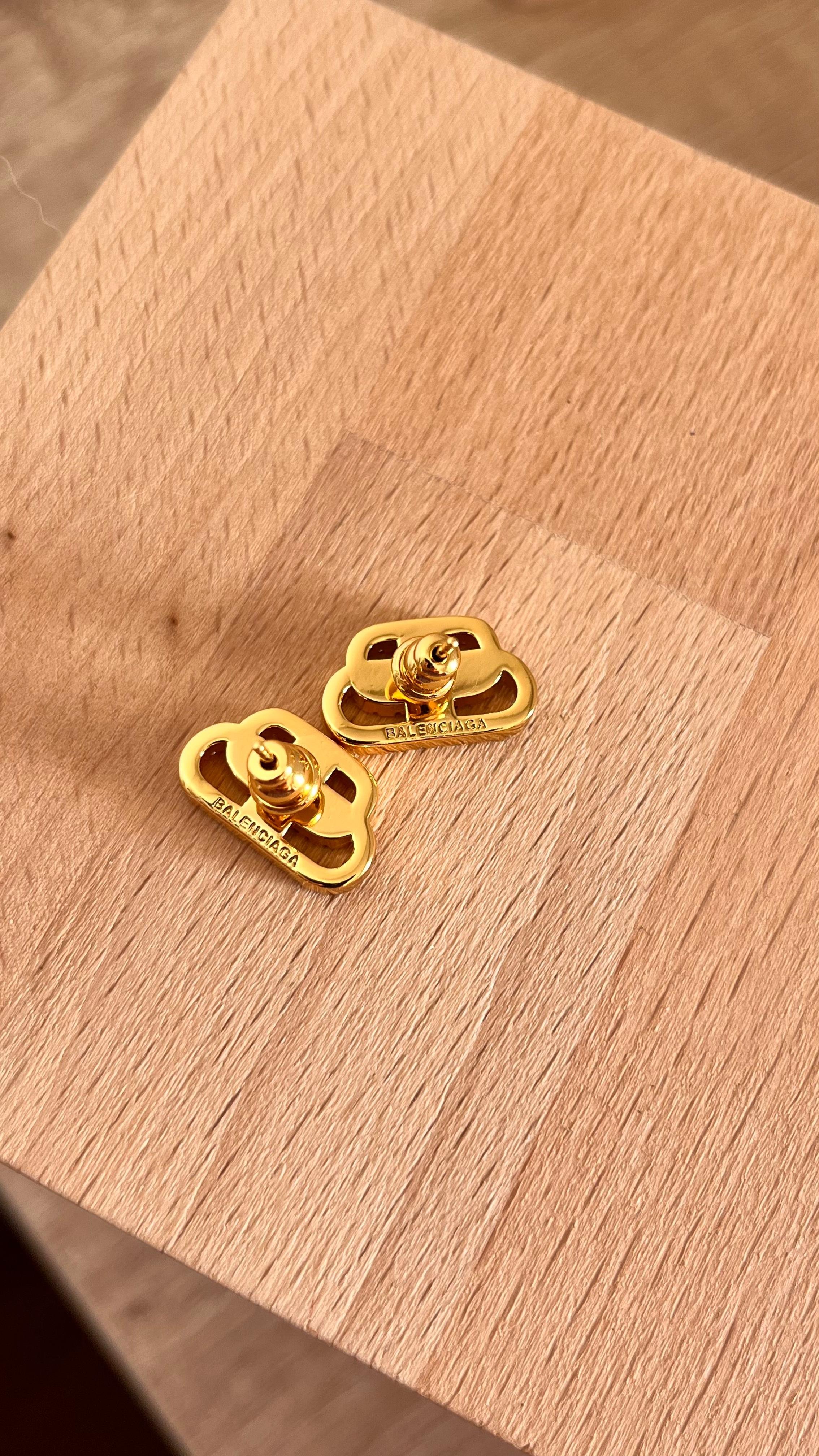 Blncg. Gold Taşlı Logo Küpe