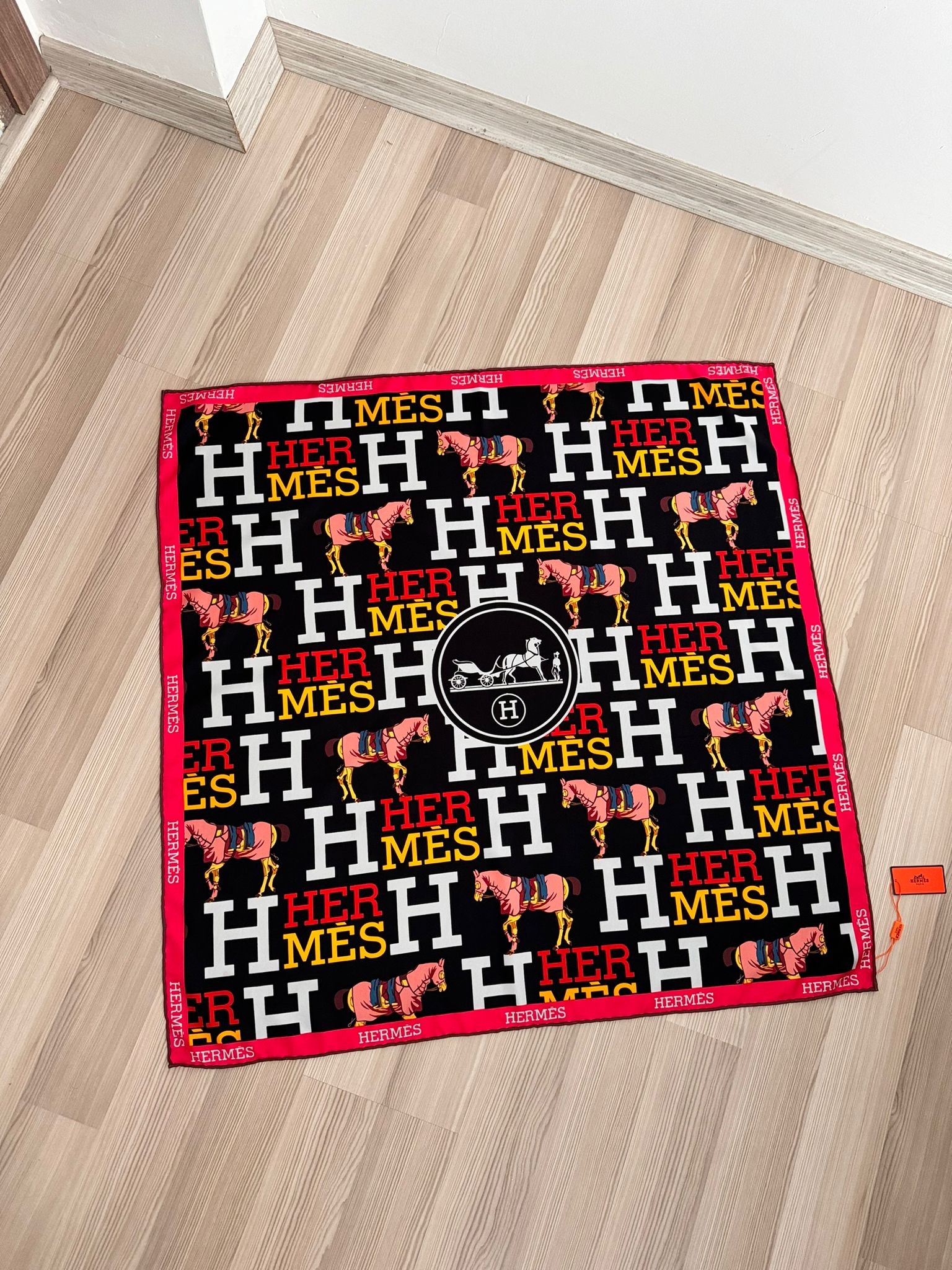 Hrms. Logo Desenli Vual İpek Kare Şal