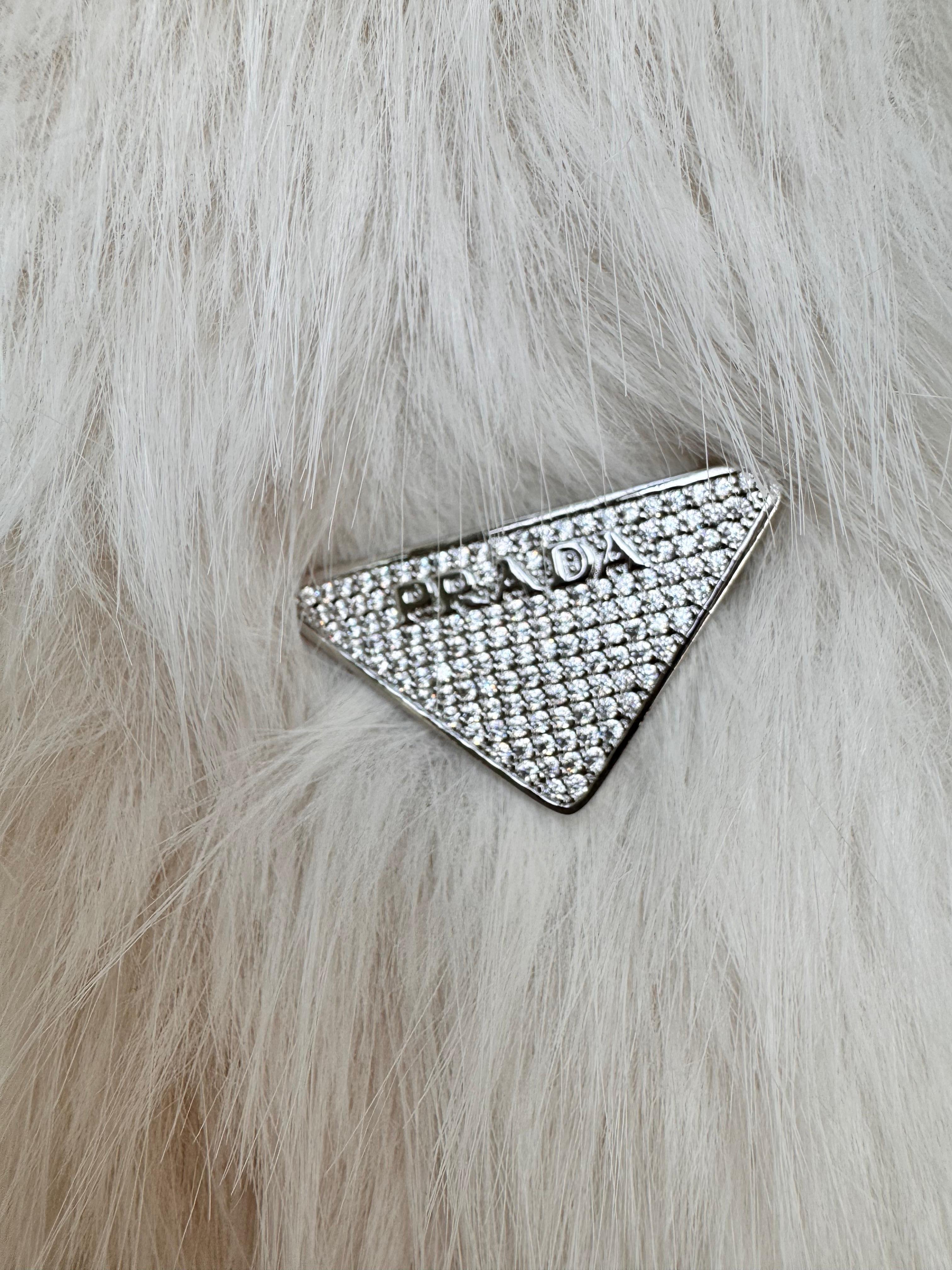 Prda. Silver Taşlı Üçgen Logo Broş