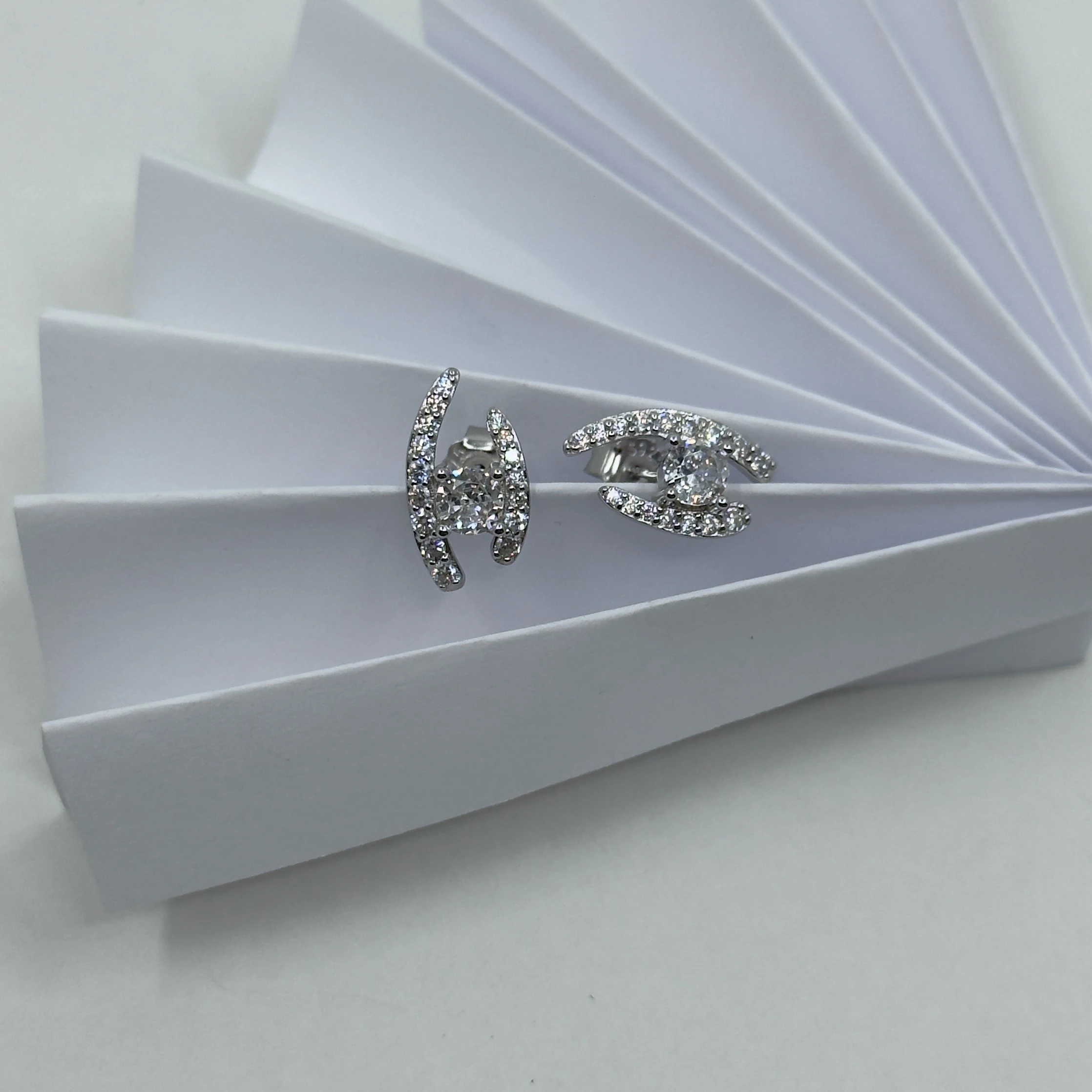 Casual. Silver Taşlı Icon Chic Küpe