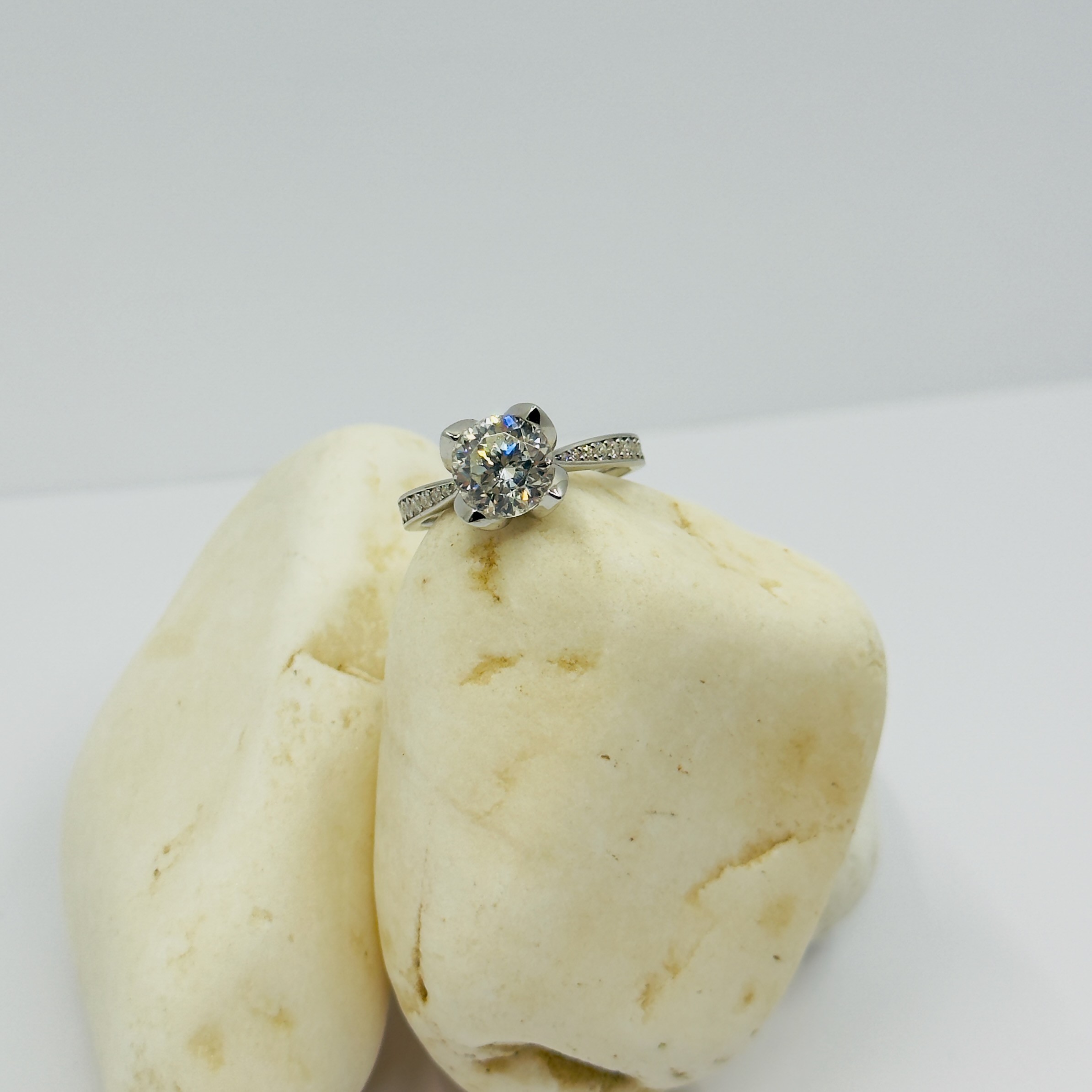 Aurora Moissanite Tektaş Yüzük